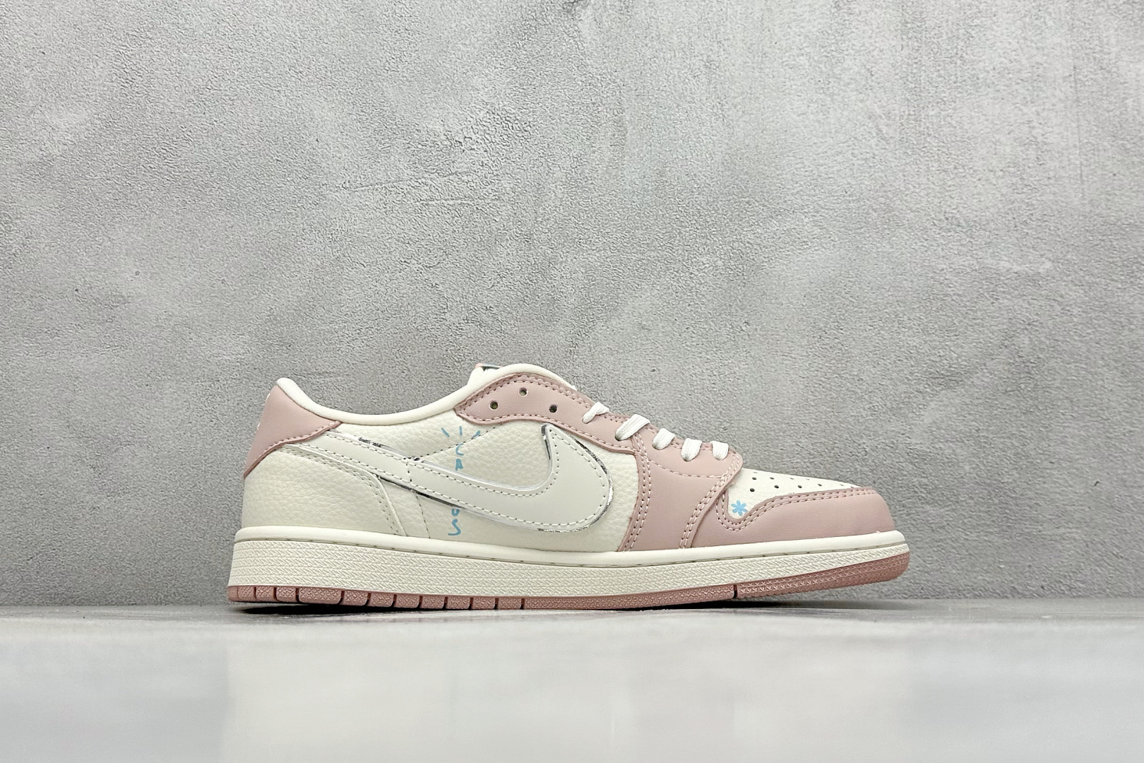图片[2]-Travis Scott x Nike Air Jordan 1 Low x 拉布布涂鸦 Air Jordan 1 Low 反转粉白拉布布涂鸦倒钩 纯原版本 全鞋采用原装头层皮，用料扎实 精雕细琢 鞋型极致还原 飞翼3D打印改良 深度立体 四线中底拉帮皮料选材 钢印 背胶一应俱全 全新批次 原装原模大底全鞋原厂定制皮料，手感细腻正确折边工艺 完美细节诠释 货号：XB1979 011 尺码：36 36.5 37.5 38 38.5 39 40 40.5 41 42 42.5 43 44 44.5 45-选品中心