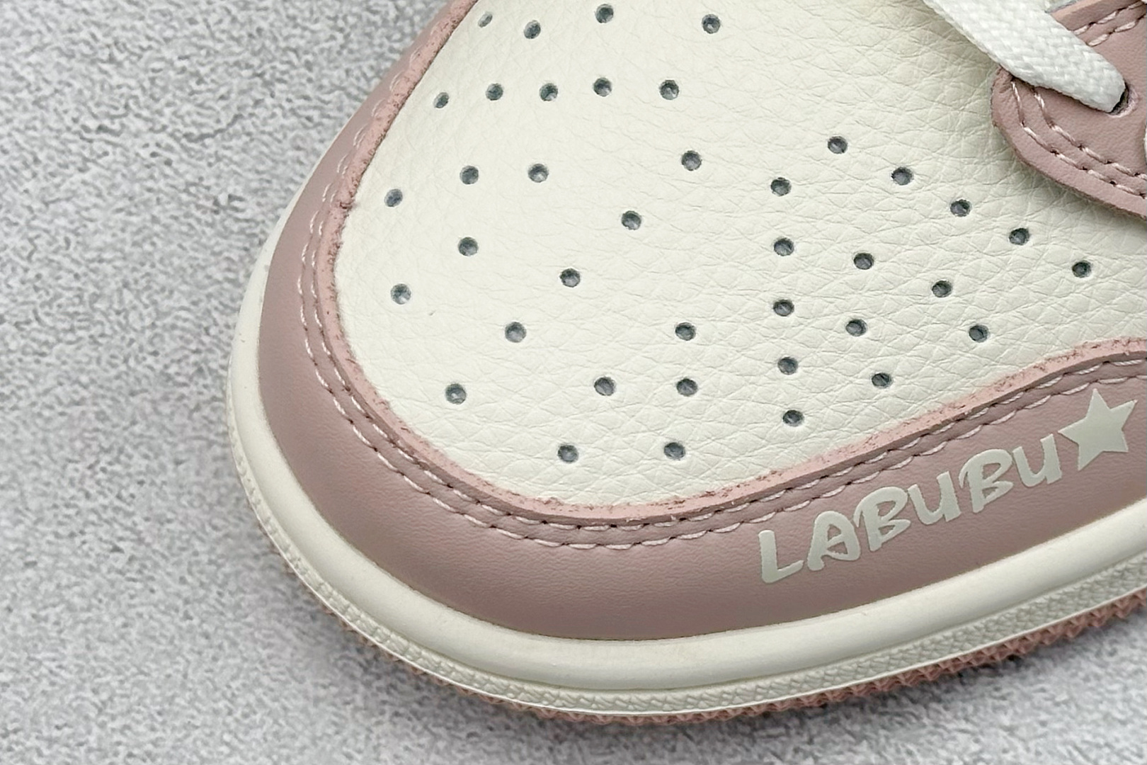 图片[7]-Travis Scott x Nike Air Jordan 1 Low x 拉布布涂鸦 Air Jordan 1 Low 反转粉白拉布布涂鸦倒钩 纯原版本 全鞋采用原装头层皮，用料扎实 精雕细琢 鞋型极致还原 飞翼3D打印改良 深度立体 四线中底拉帮皮料选材 钢印 背胶一应俱全 全新批次 原装原模大底全鞋原厂定制皮料，手感细腻正确折边工艺 完美细节诠释 货号：XB1979 011 尺码：36 36.5 37.5 38 38.5 39 40 40.5 41 42 42.5 43 44 44.5 45-选品中心