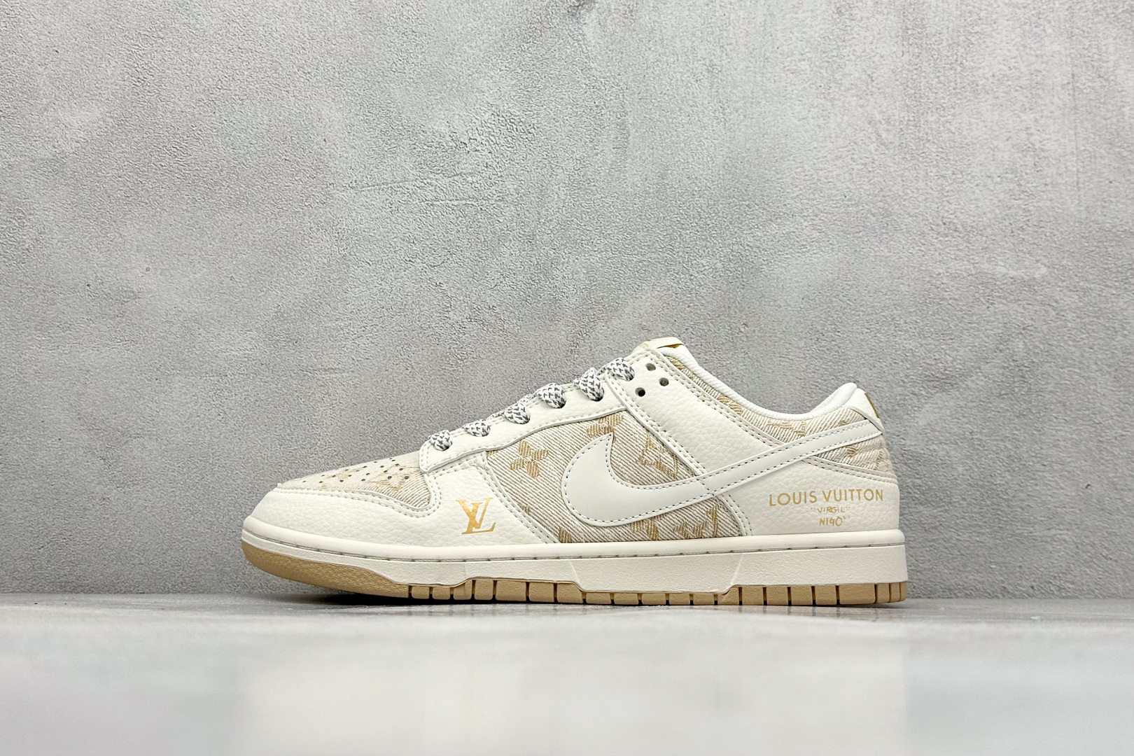 Nike SB Dunk Low x Louis Vuitton 白黄 纯原大厂出品 极力推荐 原装头层材料 独家版型蒸餾加工 帶來的是更好的视觉和脚感体验 大厂纯原品质出货 清洁度 电绣工艺 皮料切割干净无任何毛边 细节完美 货号：JP1628 007 尺码：36 36.5 37.5 38 38.5 39 40 40.5 41 42 42.5 43 44 44.5 45-选品中心