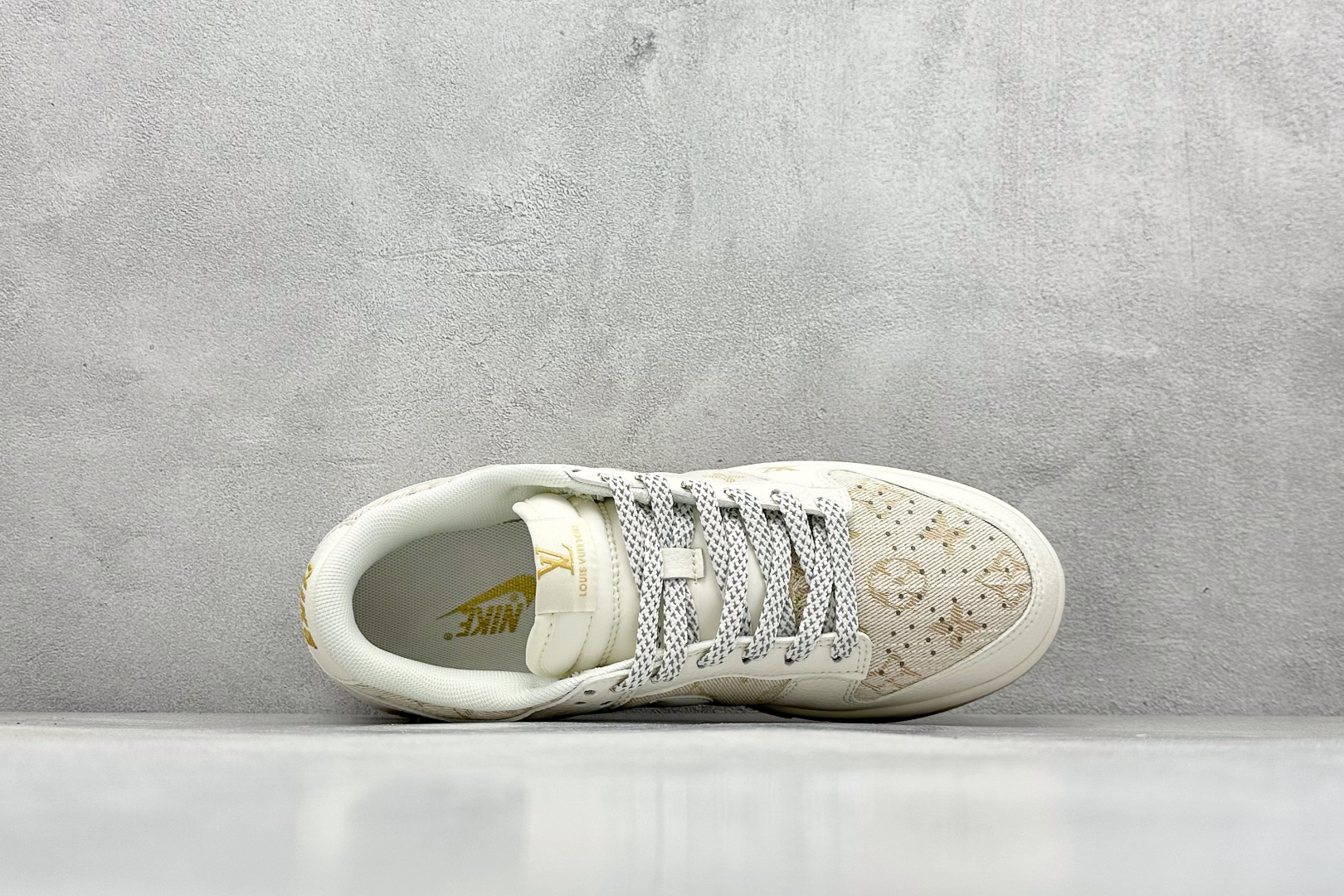 图片[3]-Nike SB Dunk Low x Louis Vuitton 白黄 纯原大厂出品 极力推荐 原装头层材料 独家版型蒸餾加工 帶來的是更好的视觉和脚感体验 大厂纯原品质出货 清洁度 电绣工艺 皮料切割干净无任何毛边 细节完美 货号：JP1628 007 尺码：36 36.5 37.5 38 38.5 39 40 40.5 41 42 42.5 43 44 44.5 45-选品中心