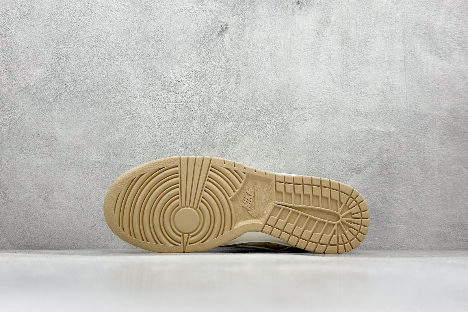 图片[4]-Nike SB Dunk Low x Louis Vuitton 白黄 纯原大厂出品 极力推荐 原装头层材料 独家版型蒸餾加工 帶來的是更好的视觉和脚感体验 大厂纯原品质出货 清洁度 电绣工艺 皮料切割干净无任何毛边 细节完美 货号：JP1628 007 尺码：36 36.5 37.5 38 38.5 39 40 40.5 41 42 42.5 43 44 44.5 45-选品中心