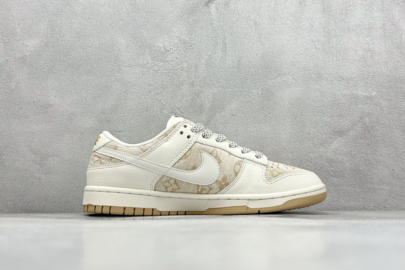 图片[2]-Nike SB Dunk Low x Louis Vuitton 白黄 纯原大厂出品 极力推荐 原装头层材料 独家版型蒸餾加工 帶來的是更好的视觉和脚感体验 大厂纯原品质出货 清洁度 电绣工艺 皮料切割干净无任何毛边 细节完美 货号：JP1628 007 尺码：36 36.5 37.5 38 38.5 39 40 40.5 41 42 42.5 43 44 44.5 45-选品中心