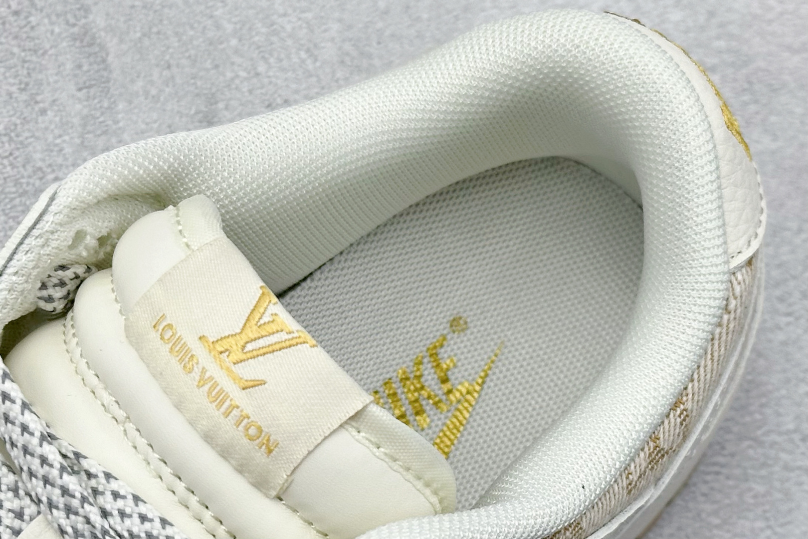 图片[8]-Nike SB Dunk Low x Louis Vuitton 白黄 纯原大厂出品 极力推荐 原装头层材料 独家版型蒸餾加工 帶來的是更好的视觉和脚感体验 大厂纯原品质出货 清洁度 电绣工艺 皮料切割干净无任何毛边 细节完美 货号：JP1628 007 尺码：36 36.5 37.5 38 38.5 39 40 40.5 41 42 42.5 43 44 44.5 45-选品中心