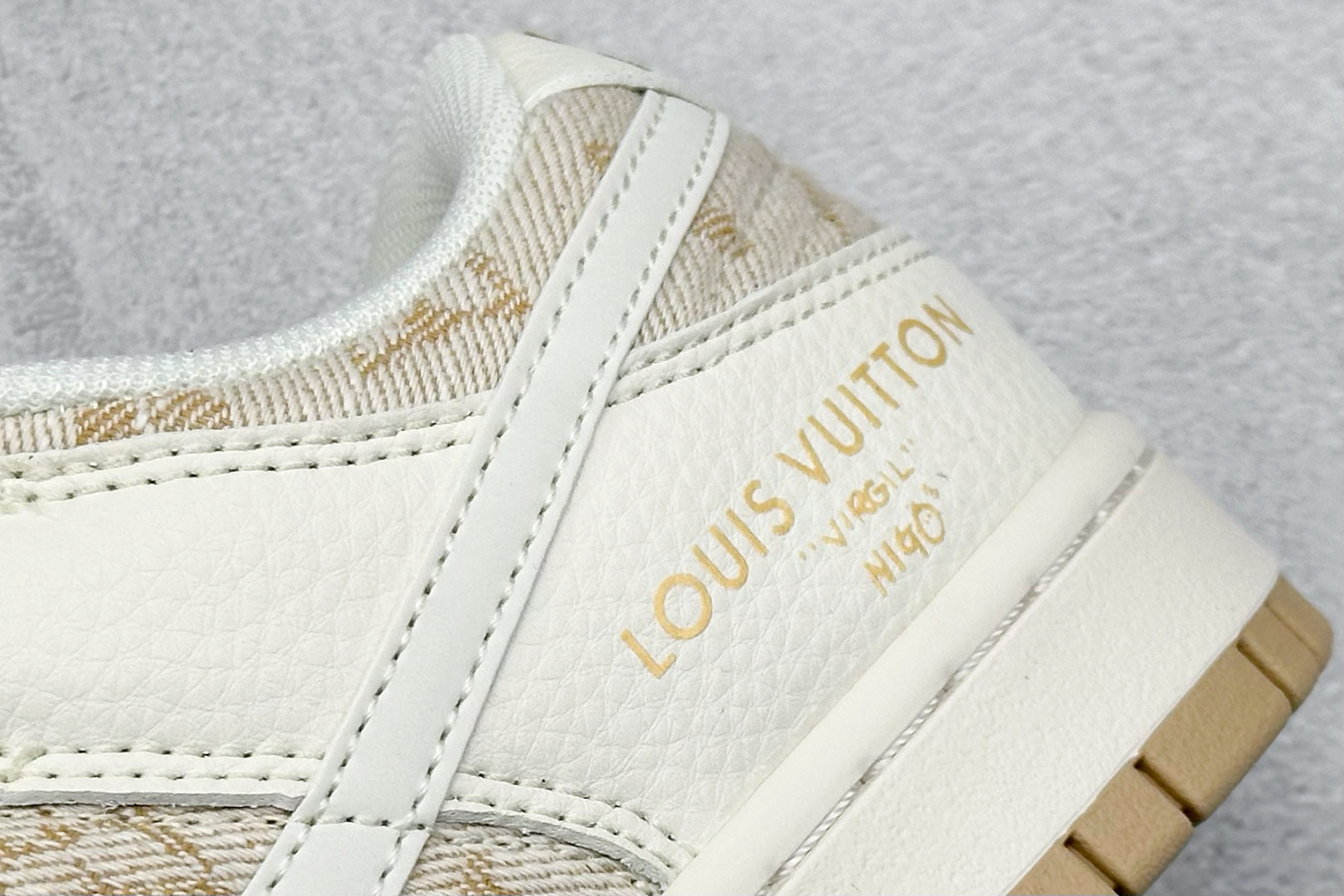 图片[9]-Nike SB Dunk Low x Louis Vuitton 白黄 纯原大厂出品 极力推荐 原装头层材料 独家版型蒸餾加工 帶來的是更好的视觉和脚感体验 大厂纯原品质出货 清洁度 电绣工艺 皮料切割干净无任何毛边 细节完美 货号：JP1628 007 尺码：36 36.5 37.5 38 38.5 39 40 40.5 41 42 42.5 43 44 44.5 45-选品中心