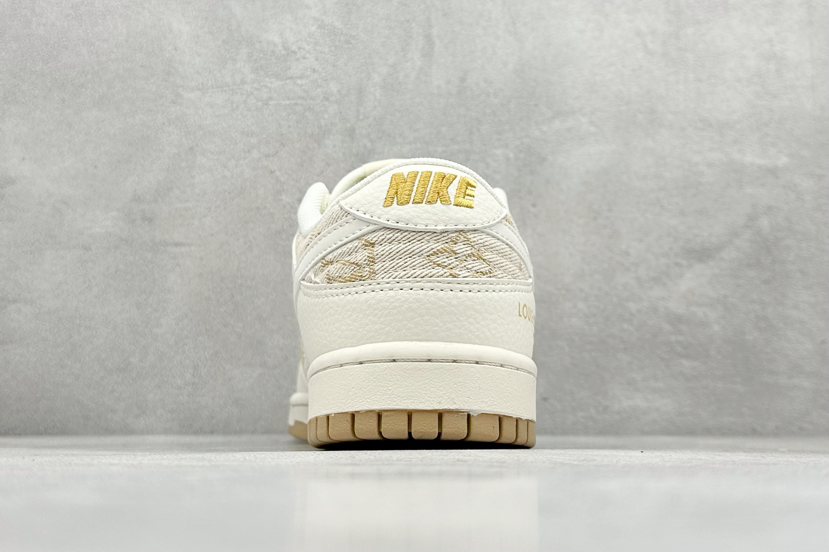 图片[6]-Nike SB Dunk Low x Louis Vuitton 白黄 纯原大厂出品 极力推荐 原装头层材料 独家版型蒸餾加工 帶來的是更好的视觉和脚感体验 大厂纯原品质出货 清洁度 电绣工艺 皮料切割干净无任何毛边 细节完美 货号：JP1628 007 尺码：36 36.5 37.5 38 38.5 39 40 40.5 41 42 42.5 43 44 44.5 45-选品中心