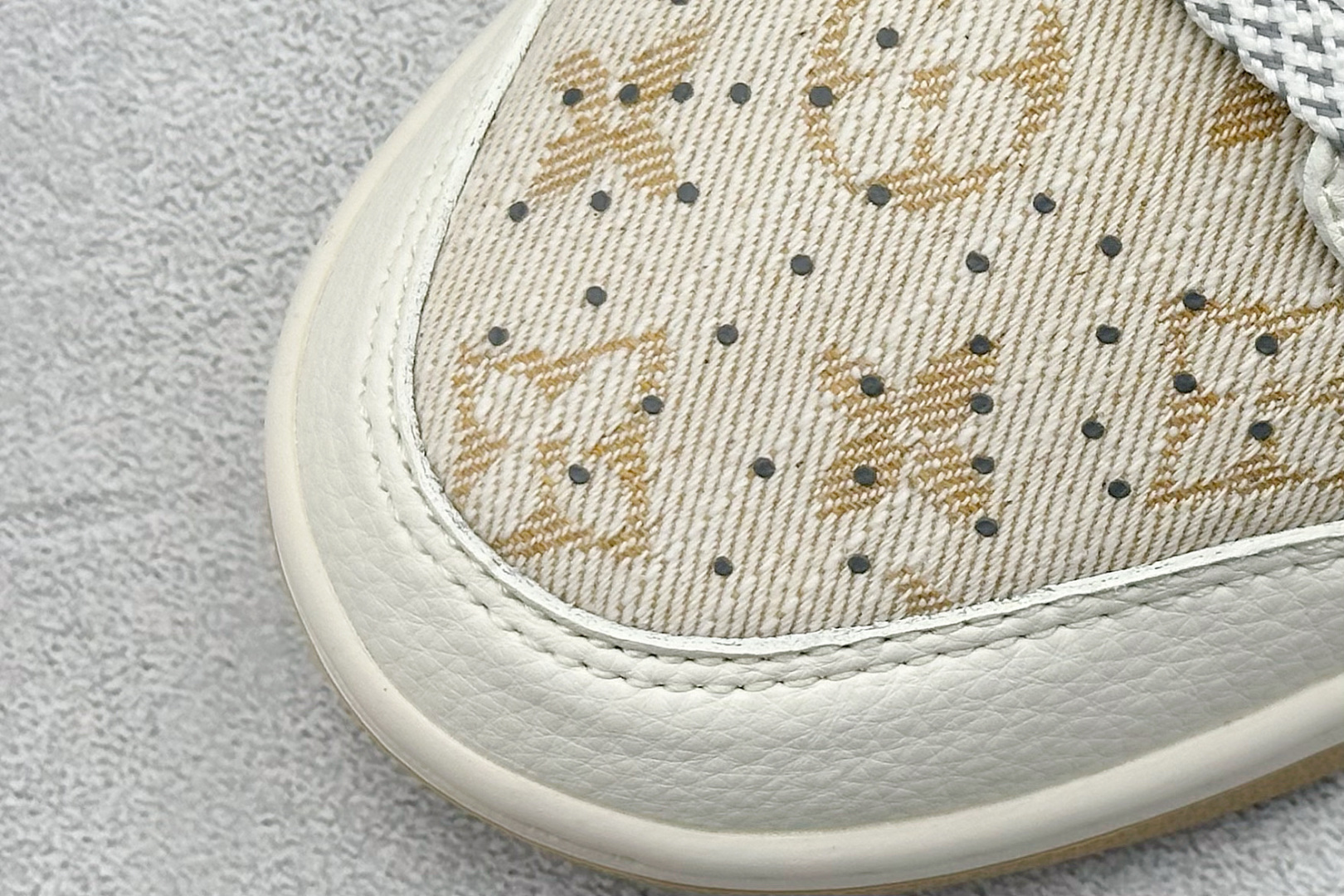 图片[7]-Nike SB Dunk Low x Louis Vuitton 白黄 纯原大厂出品 极力推荐 原装头层材料 独家版型蒸餾加工 帶來的是更好的视觉和脚感体验 大厂纯原品质出货 清洁度 电绣工艺 皮料切割干净无任何毛边 细节完美 货号：JP1628 007 尺码：36 36.5 37.5 38 38.5 39 40 40.5 41 42 42.5 43 44 44.5 45-选品中心