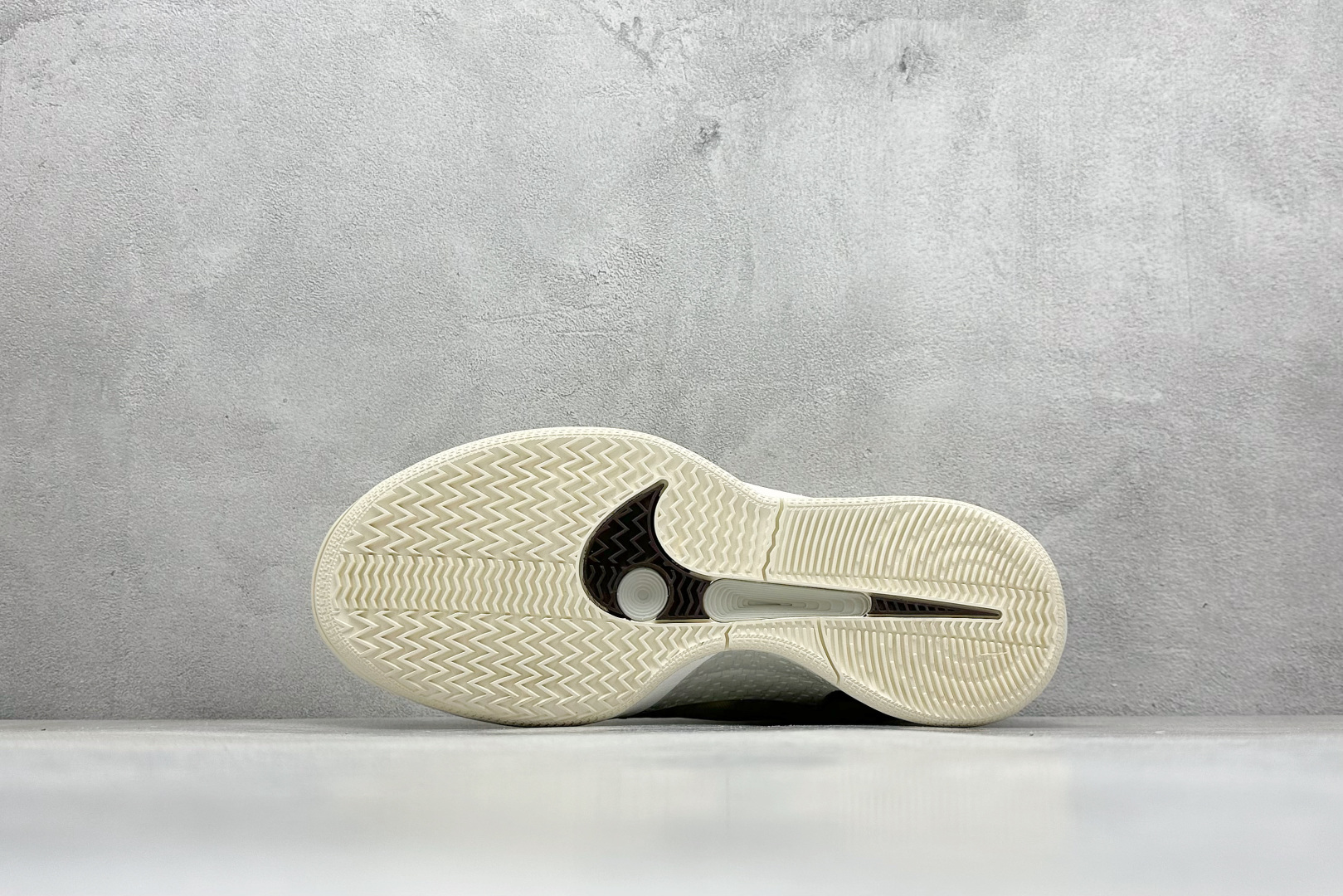 图片[4]-纯原Nk Sabrina 2 \”Court Vision\” 萨布丽娜·约内斯库 签名款 实战系列篮球鞋  #鞋款搭载 Cushlon 泡绵帮助保持充沛活力。Air Zoom 缓震配置缔造出众回弹效果，外底抓地设计助你展现出色比赛表现。耐穿橡胶外底，提供强劲抓地力。 货号：FZ1517-102  尺码：39 40 40.5 41 42 42.5 43 44 44.5 45 46-选品中心