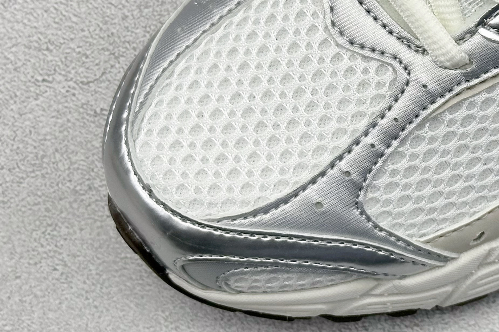 图片[7]-FS版Nike V5 RNR 百搭防滑耐磨 低帮跑步鞋 舒适有型适合日常穿着 该鞋款延续千禧年经典设计搭载泡绵中底厚实而轻盈 匠心细节巧搭立体耐克勾标志焕新演绎复古跑鞋 货号：HQ7901 102 尺码：36 36.5 37.5 38 38.5 39 40 40.5 41 42 42.5 43 44 45-选品中心