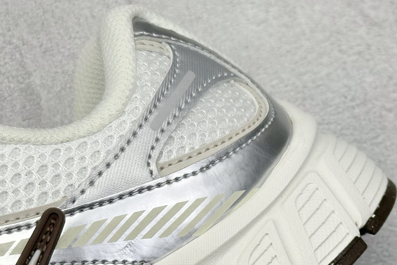 图片[9]-FS版Nike V5 RNR 百搭防滑耐磨 低帮跑步鞋 舒适有型适合日常穿着 该鞋款延续千禧年经典设计搭载泡绵中底厚实而轻盈 匠心细节巧搭立体耐克勾标志焕新演绎复古跑鞋 货号：HQ7901 102 尺码：36 36.5 37.5 38 38.5 39 40 40.5 41 42 42.5 43 44 45-选品中心