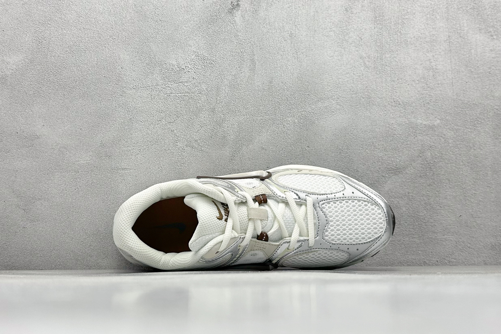 图片[3]-FS版Nike V5 RNR 百搭防滑耐磨 低帮跑步鞋 舒适有型适合日常穿着 该鞋款延续千禧年经典设计搭载泡绵中底厚实而轻盈 匠心细节巧搭立体耐克勾标志焕新演绎复古跑鞋 货号：HQ7901 102 尺码：36 36.5 37.5 38 38.5 39 40 40.5 41 42 42.5 43 44 45-选品中心