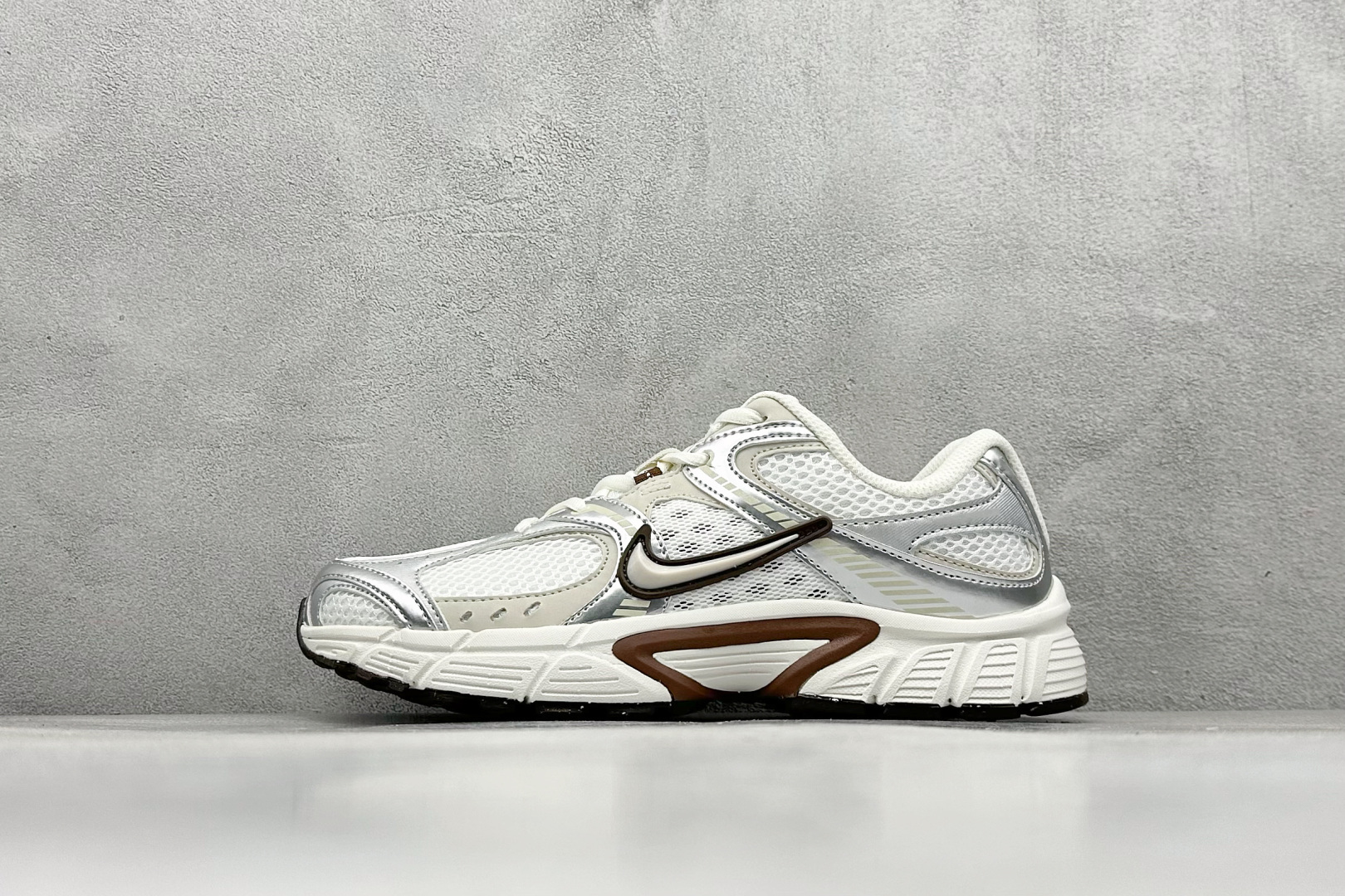 FS版Nike V5 RNR 百搭防滑耐磨 低帮跑步鞋 舒适有型适合日常穿着 该鞋款延续千禧年经典设计搭载泡绵中底厚实而轻盈 匠心细节巧搭立体耐克勾标志焕新演绎复古跑鞋 货号：HQ7901 102 尺码：36 36.5 37.5 38 38.5 39 40 40.5 41 42 42.5 43 44 45-选品中心