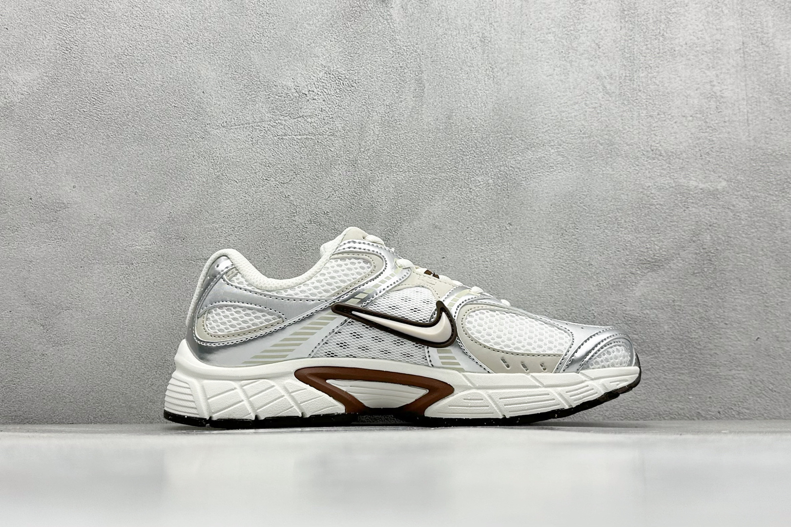 图片[2]-FS版Nike V5 RNR 百搭防滑耐磨 低帮跑步鞋 舒适有型适合日常穿着 该鞋款延续千禧年经典设计搭载泡绵中底厚实而轻盈 匠心细节巧搭立体耐克勾标志焕新演绎复古跑鞋 货号：HQ7901 102 尺码：36 36.5 37.5 38 38.5 39 40 40.5 41 42 42.5 43 44 45-选品中心