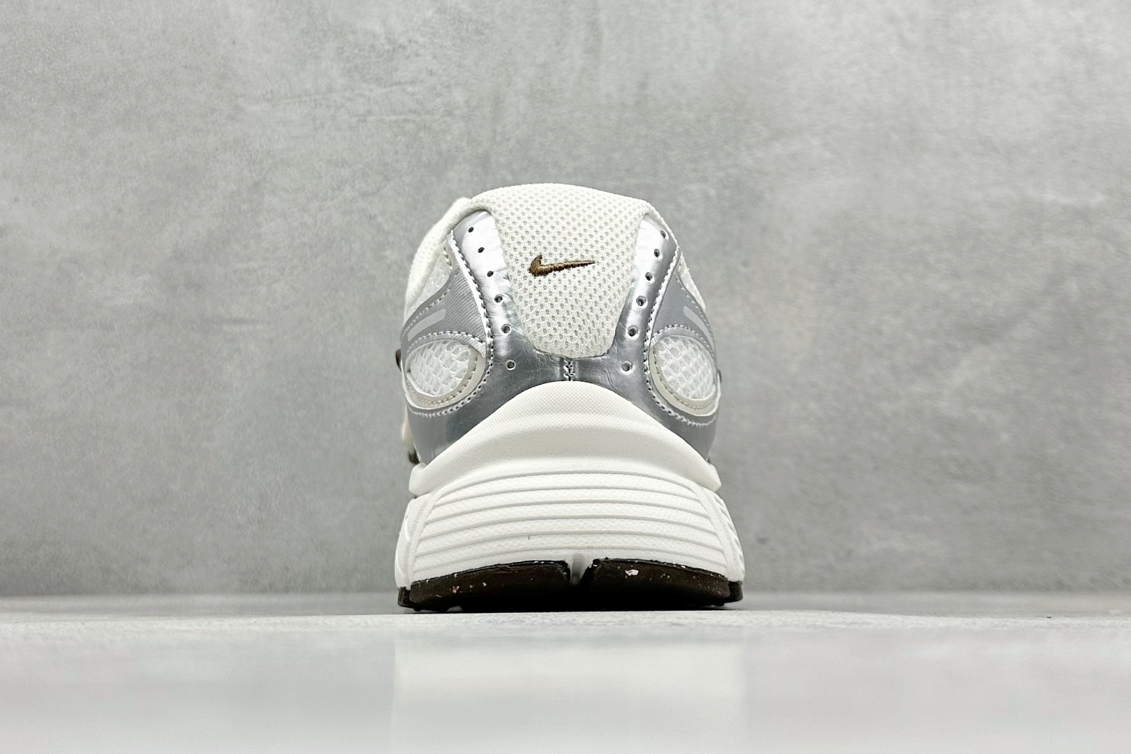 图片[6]-FS版Nike V5 RNR 百搭防滑耐磨 低帮跑步鞋 舒适有型适合日常穿着 该鞋款延续千禧年经典设计搭载泡绵中底厚实而轻盈 匠心细节巧搭立体耐克勾标志焕新演绎复古跑鞋 货号：HQ7901 102 尺码：36 36.5 37.5 38 38.5 39 40 40.5 41 42 42.5 43 44 45-选品中心