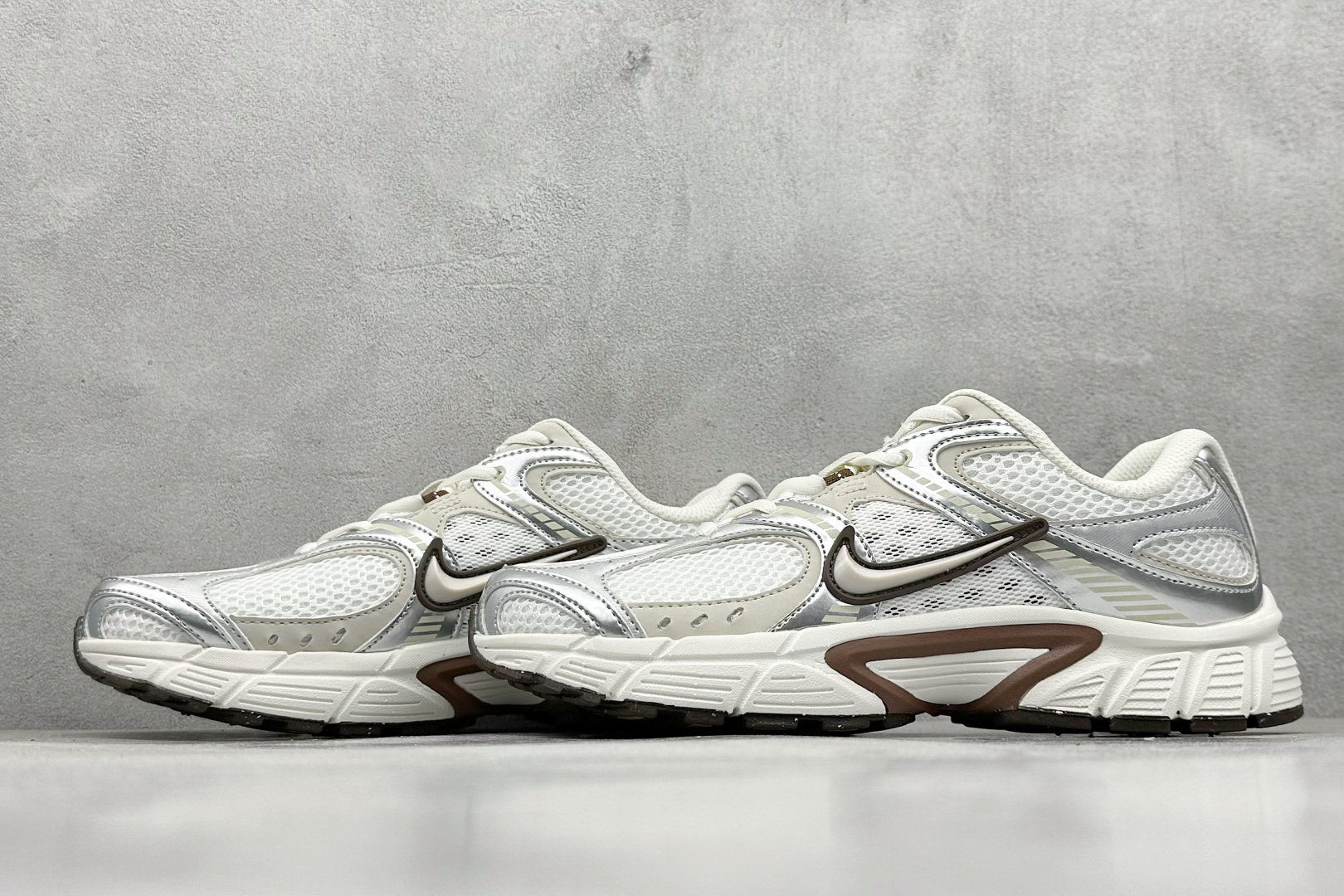 图片[5]-FS版Nike V5 RNR 百搭防滑耐磨 低帮跑步鞋 舒适有型适合日常穿着 该鞋款延续千禧年经典设计搭载泡绵中底厚实而轻盈 匠心细节巧搭立体耐克勾标志焕新演绎复古跑鞋 货号：HQ7901 102 尺码：36 36.5 37.5 38 38.5 39 40 40.5 41 42 42.5 43 44 45-选品中心