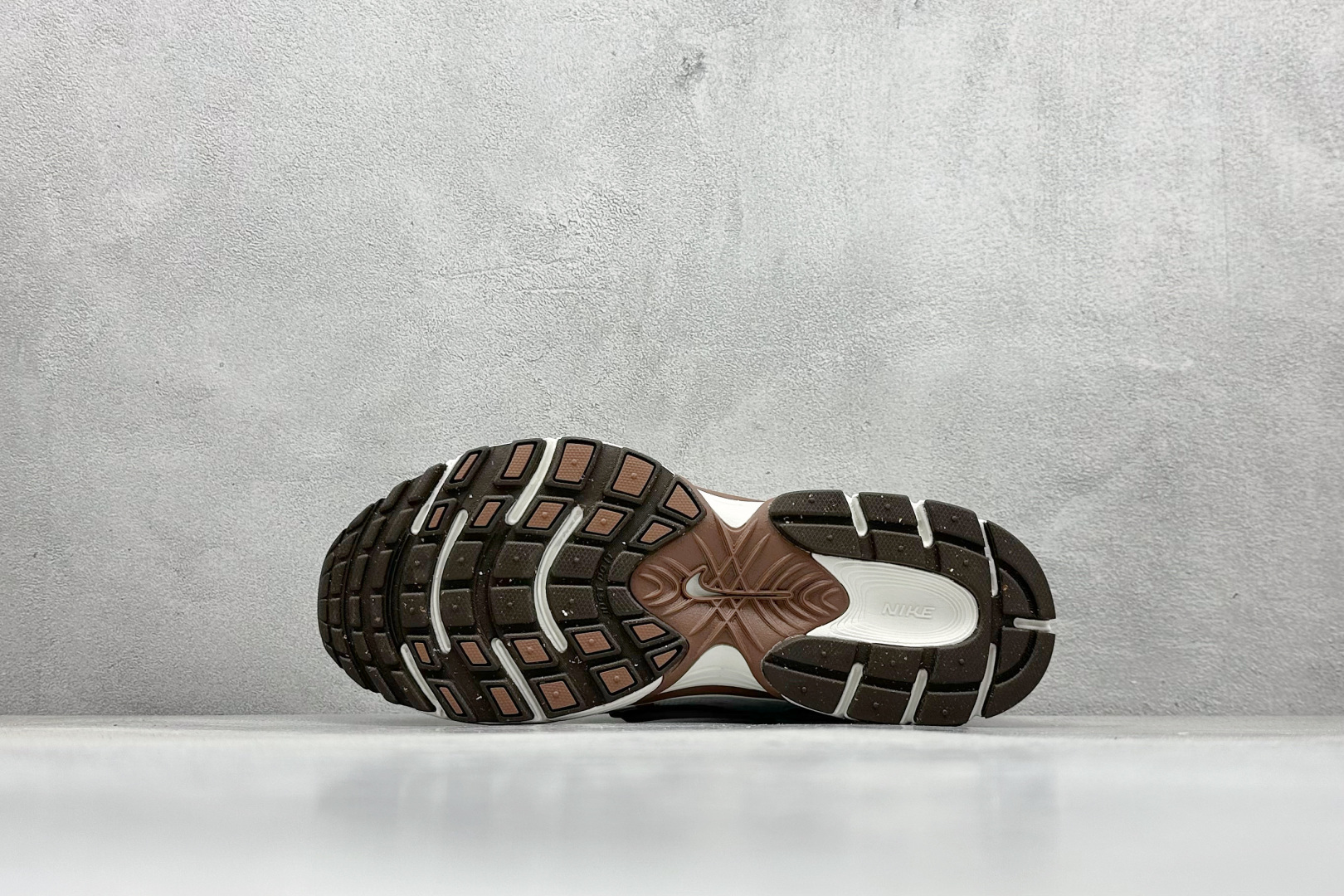 图片[4]-FS版Nike V5 RNR 百搭防滑耐磨 低帮跑步鞋 舒适有型适合日常穿着 该鞋款延续千禧年经典设计搭载泡绵中底厚实而轻盈 匠心细节巧搭立体耐克勾标志焕新演绎复古跑鞋 货号：HQ7901 102 尺码：36 36.5 37.5 38 38.5 39 40 40.5 41 42 42.5 43 44 45-选品中心