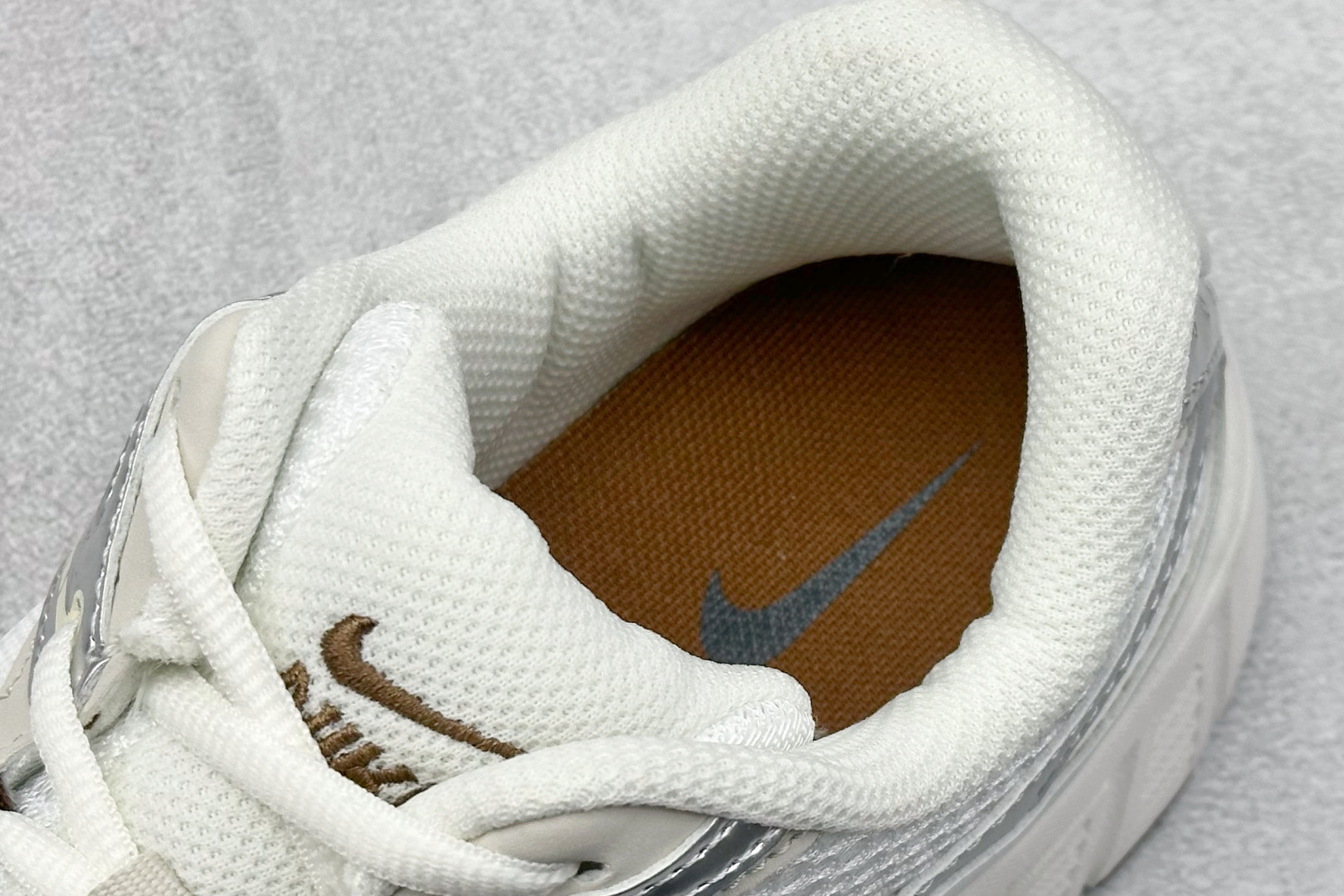 图片[8]-FS版Nike V5 RNR 百搭防滑耐磨 低帮跑步鞋 舒适有型适合日常穿着 该鞋款延续千禧年经典设计搭载泡绵中底厚实而轻盈 匠心细节巧搭立体耐克勾标志焕新演绎复古跑鞋 货号：HQ7901 102 尺码：36 36.5 37.5 38 38.5 39 40 40.5 41 42 42.5 43 44 45-选品中心