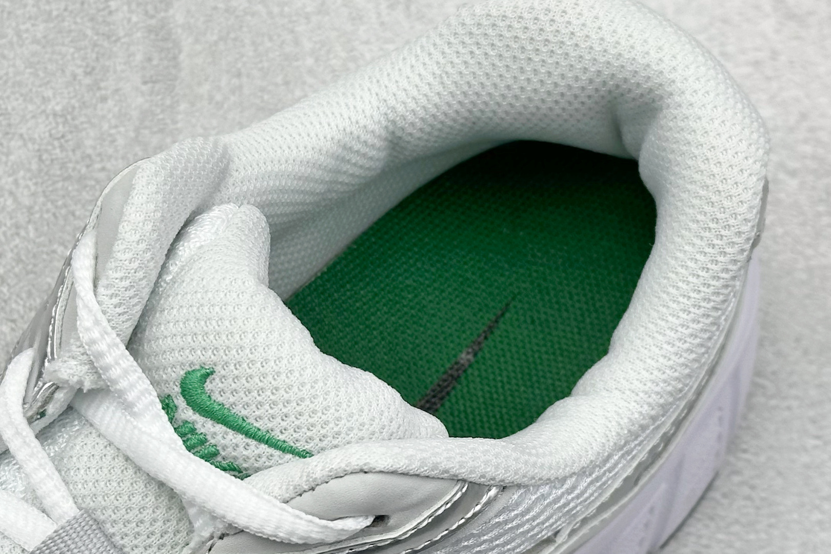 图片[8]-FS版Nike V5 RNR 百搭防滑耐磨 低帮跑步鞋 舒适有型适合日常穿着 该鞋款延续千禧年经典设计搭载泡绵中底厚实而轻盈 匠心细节巧搭立体耐克勾标志焕新演绎复古跑鞋 货号：HJ5228-100 尺码：36 36.5 37.5 38 38.5 39 40 40.5 41 42 42.5 43 44 45-选品中心