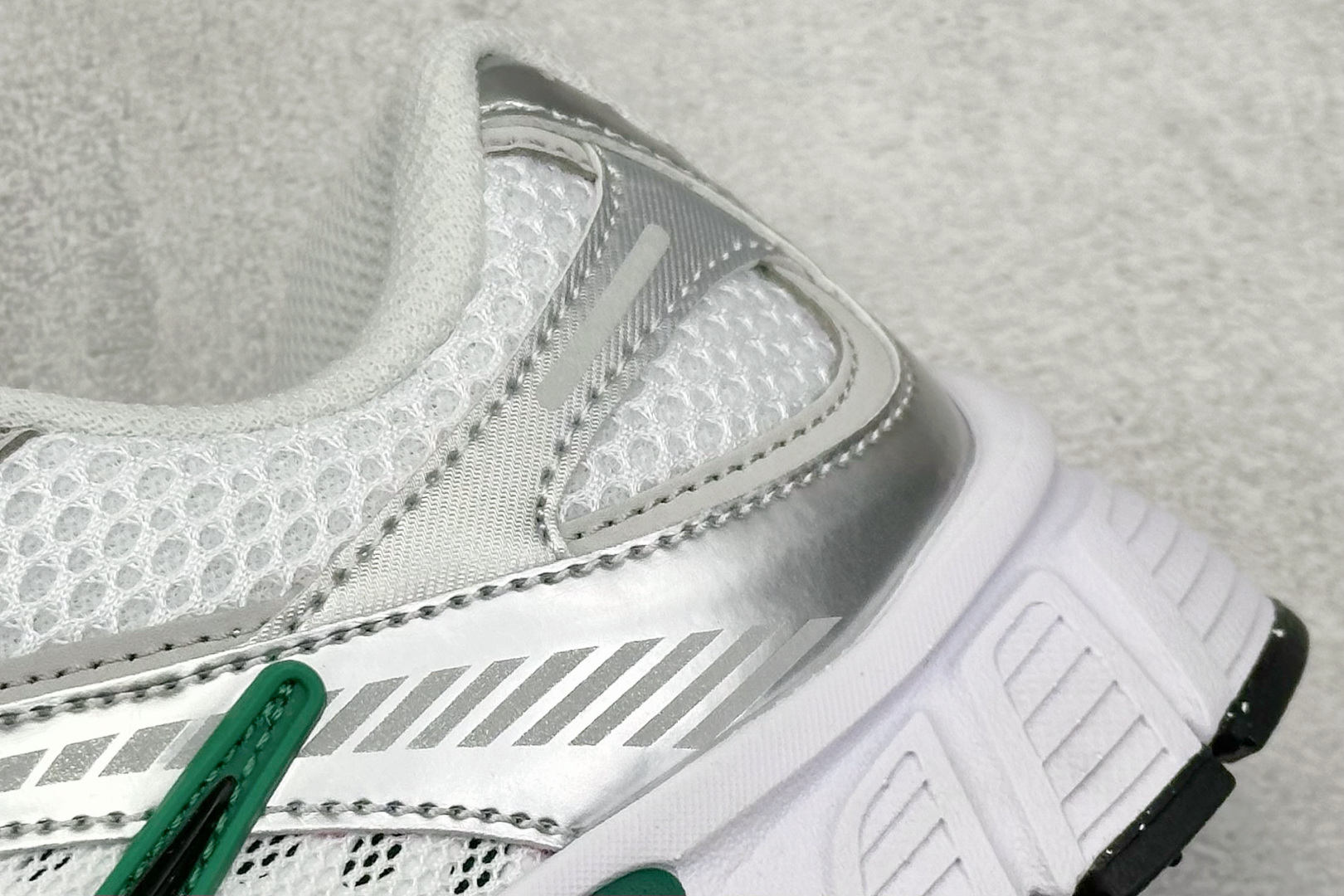 图片[9]-FS版Nike V5 RNR 百搭防滑耐磨 低帮跑步鞋 舒适有型适合日常穿着 该鞋款延续千禧年经典设计搭载泡绵中底厚实而轻盈 匠心细节巧搭立体耐克勾标志焕新演绎复古跑鞋 货号：HJ5228-100 尺码：36 36.5 37.5 38 38.5 39 40 40.5 41 42 42.5 43 44 45-选品中心