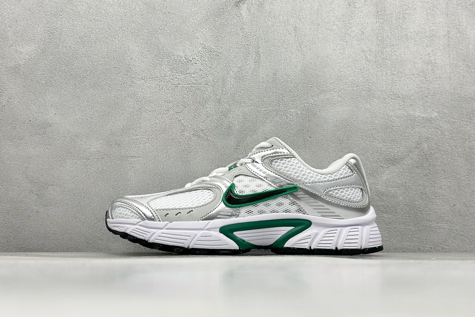 FS版Nike V5 RNR 百搭防滑耐磨 低帮跑步鞋 舒适有型适合日常穿着 该鞋款延续千禧年经典设计搭载泡绵中底厚实而轻盈 匠心细节巧搭立体耐克勾标志焕新演绎复古跑鞋 货号：HJ5228-100 尺码：36 36.5 37.5 38 38.5 39 40 40.5 41 42 42.5 43 44 45-选品中心