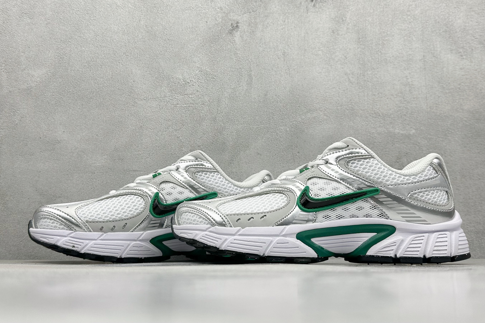 图片[5]-FS版Nike V5 RNR 百搭防滑耐磨 低帮跑步鞋 舒适有型适合日常穿着 该鞋款延续千禧年经典设计搭载泡绵中底厚实而轻盈 匠心细节巧搭立体耐克勾标志焕新演绎复古跑鞋 货号：HJ5228-100 尺码：36 36.5 37.5 38 38.5 39 40 40.5 41 42 42.5 43 44 45-选品中心