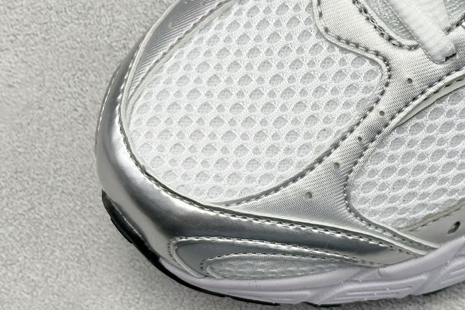 图片[7]-FS版Nike V5 RNR 百搭防滑耐磨 低帮跑步鞋 舒适有型适合日常穿着 该鞋款延续千禧年经典设计搭载泡绵中底厚实而轻盈 匠心细节巧搭立体耐克勾标志焕新演绎复古跑鞋 货号：HJ5228-100 尺码：36 36.5 37.5 38 38.5 39 40 40.5 41 42 42.5 43 44 45-选品中心