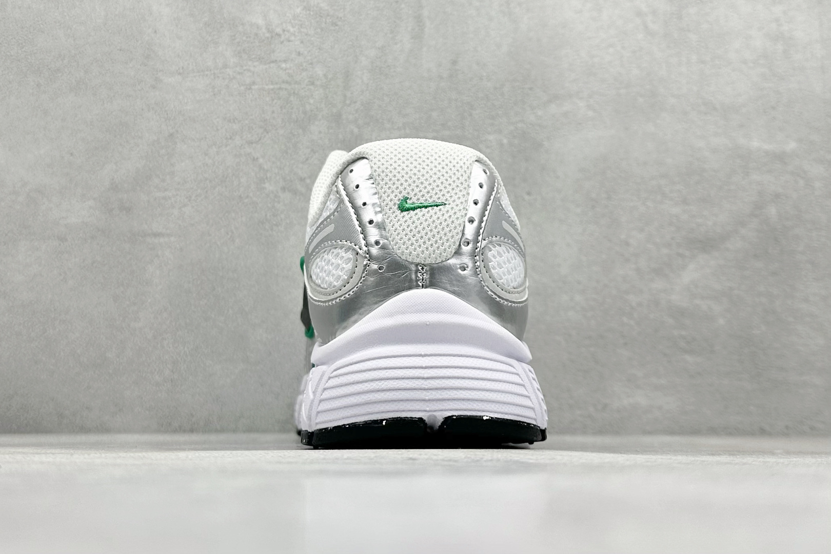 图片[6]-FS版Nike V5 RNR 百搭防滑耐磨 低帮跑步鞋 舒适有型适合日常穿着 该鞋款延续千禧年经典设计搭载泡绵中底厚实而轻盈 匠心细节巧搭立体耐克勾标志焕新演绎复古跑鞋 货号：HJ5228-100 尺码：36 36.5 37.5 38 38.5 39 40 40.5 41 42 42.5 43 44 45-选品中心