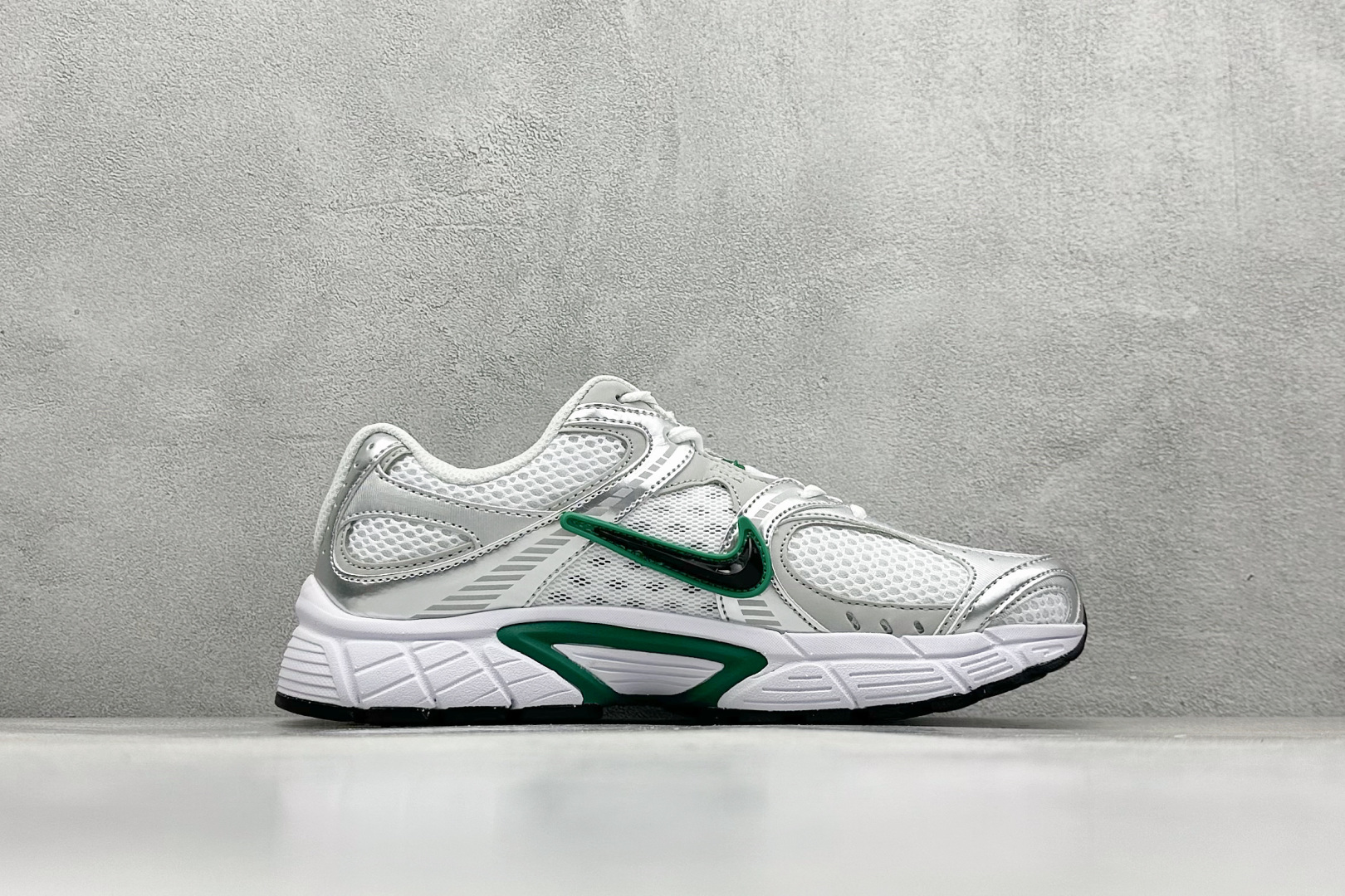 图片[2]-FS版Nike V5 RNR 百搭防滑耐磨 低帮跑步鞋 舒适有型适合日常穿着 该鞋款延续千禧年经典设计搭载泡绵中底厚实而轻盈 匠心细节巧搭立体耐克勾标志焕新演绎复古跑鞋 货号：HJ5228-100 尺码：36 36.5 37.5 38 38.5 39 40 40.5 41 42 42.5 43 44 45-选品中心