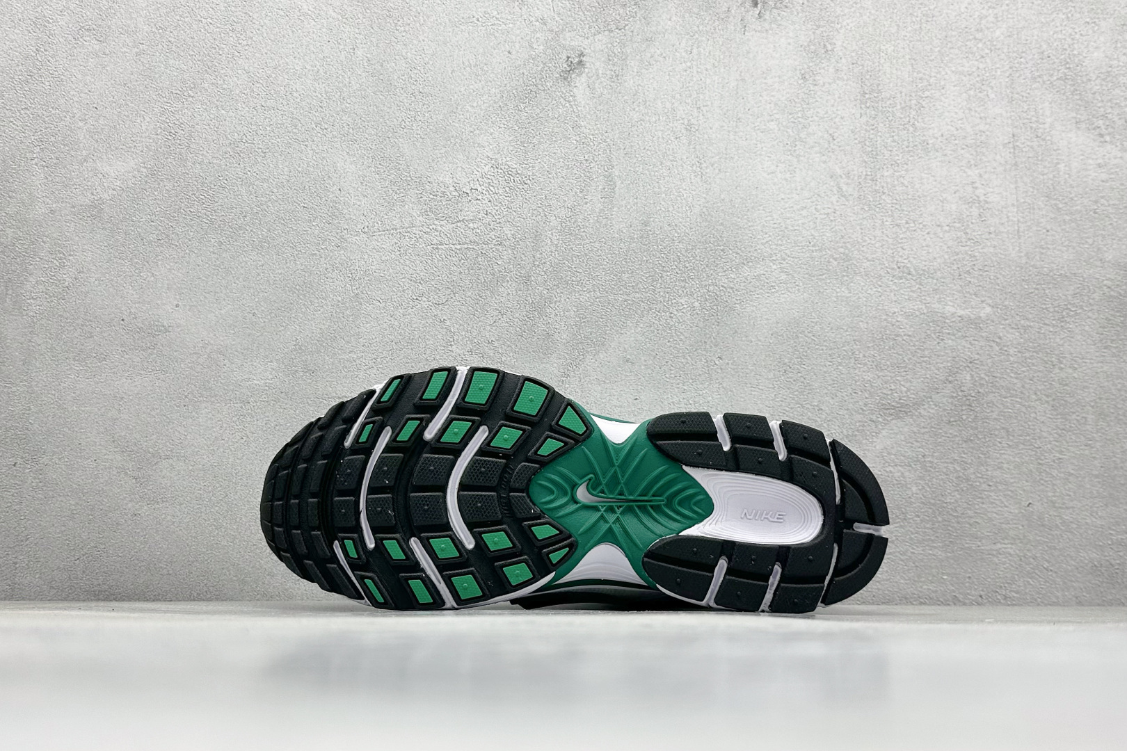 图片[4]-FS版Nike V5 RNR 百搭防滑耐磨 低帮跑步鞋 舒适有型适合日常穿着 该鞋款延续千禧年经典设计搭载泡绵中底厚实而轻盈 匠心细节巧搭立体耐克勾标志焕新演绎复古跑鞋 货号：HJ5228-100 尺码：36 36.5 37.5 38 38.5 39 40 40.5 41 42 42.5 43 44 45-选品中心