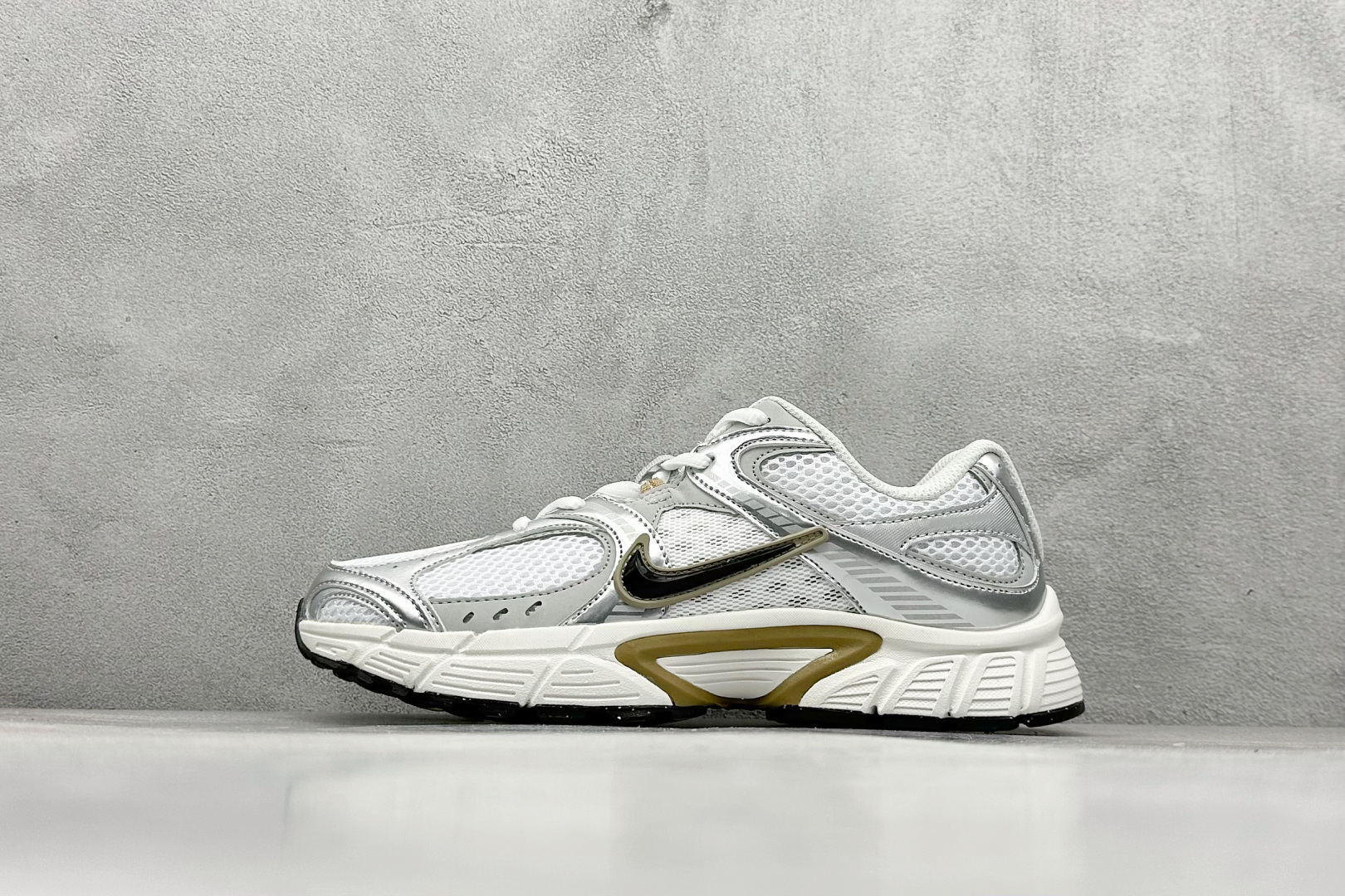 FS版Nike V5 RNR 百搭防滑耐磨 低帮跑步鞋 舒适有型适合日常穿着 该鞋款延续千禧年经典设计搭载泡绵中底厚实而轻盈 匠心细节巧搭立体耐克勾标志焕新演绎复古跑鞋 货号：HJ5228-102 尺码：36 36.5 37.5 38 38.5 39 40 40.5 41 42 42.5 43 44 45-选品中心