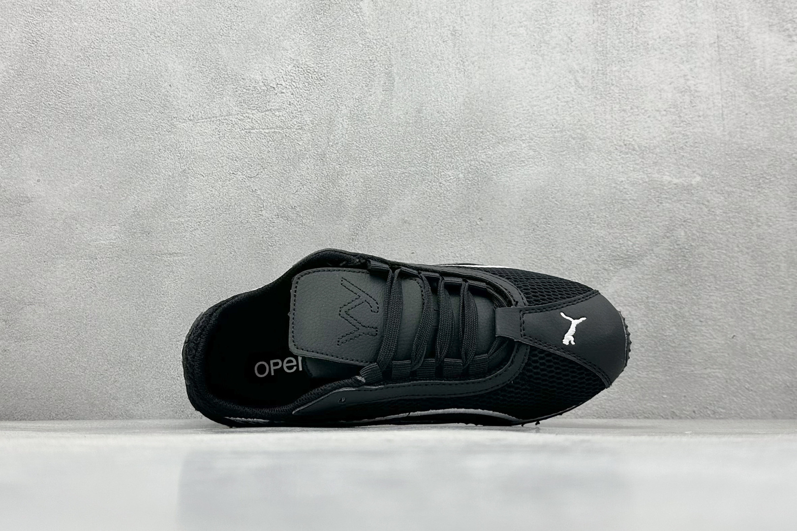 图片[3]-XS版彪马Puma H-Street 低帮专业越野德训鞋 PUMA H-STREET的设计巧妙融合了经典与创新 透气网面鞋身是对复古运动美学的致敬 它不仅延续了PUMA一贯的运动基因 更保证了穿着时的舒适度与透气性 让双脚在夏日也能自由“呼吸” 经典的鞋型设计 带着岁月沉淀的韵味 货号： 405046-04-选品中心