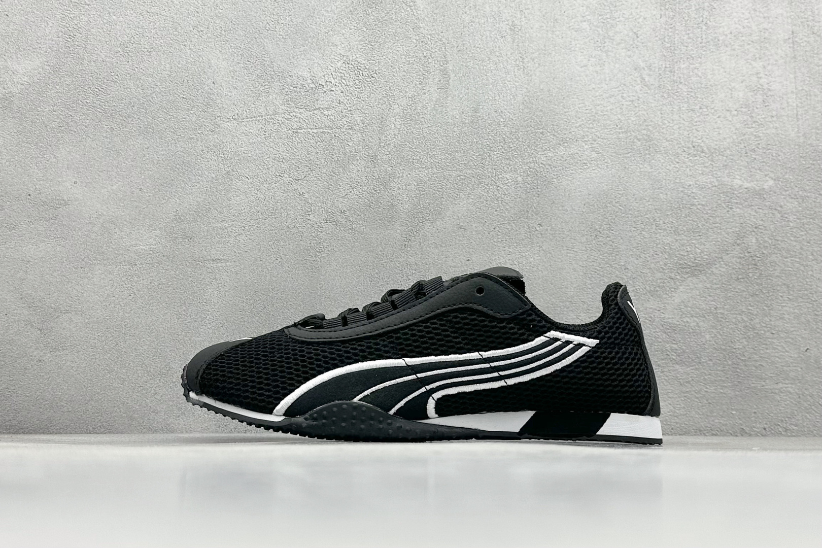 XS版彪马Puma H-Street 低帮专业越野德训鞋 PUMA H-STREET的设计巧妙融合了经典与创新 透气网面鞋身是对复古运动美学的致敬 它不仅延续了PUMA一贯的运动基因 更保证了穿着时的舒适度与透气性 让双脚在夏日也能自由“呼吸” 经典的鞋型设计 带着岁月沉淀的韵味 货号： 405046-04-选品中心