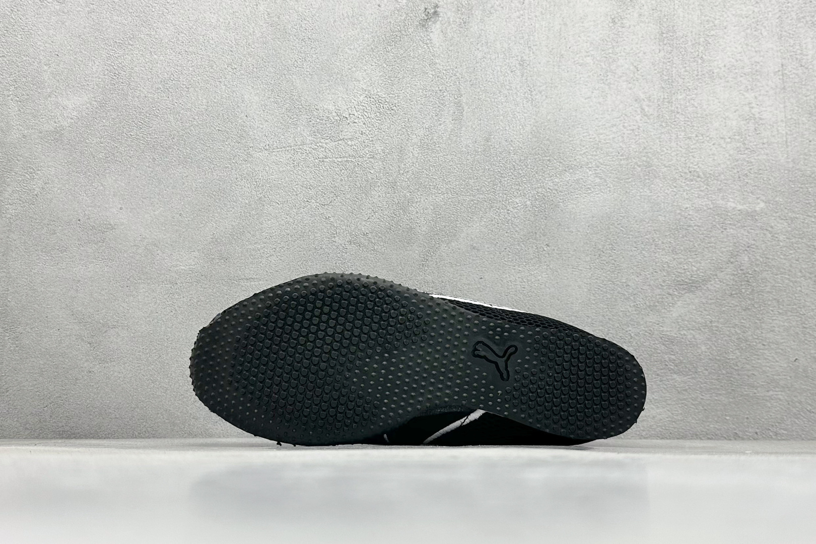 图片[4]-XS版彪马Puma H-Street 低帮专业越野德训鞋 PUMA H-STREET的设计巧妙融合了经典与创新 透气网面鞋身是对复古运动美学的致敬 它不仅延续了PUMA一贯的运动基因 更保证了穿着时的舒适度与透气性 让双脚在夏日也能自由“呼吸” 经典的鞋型设计 带着岁月沉淀的韵味 货号： 405046-04-选品中心