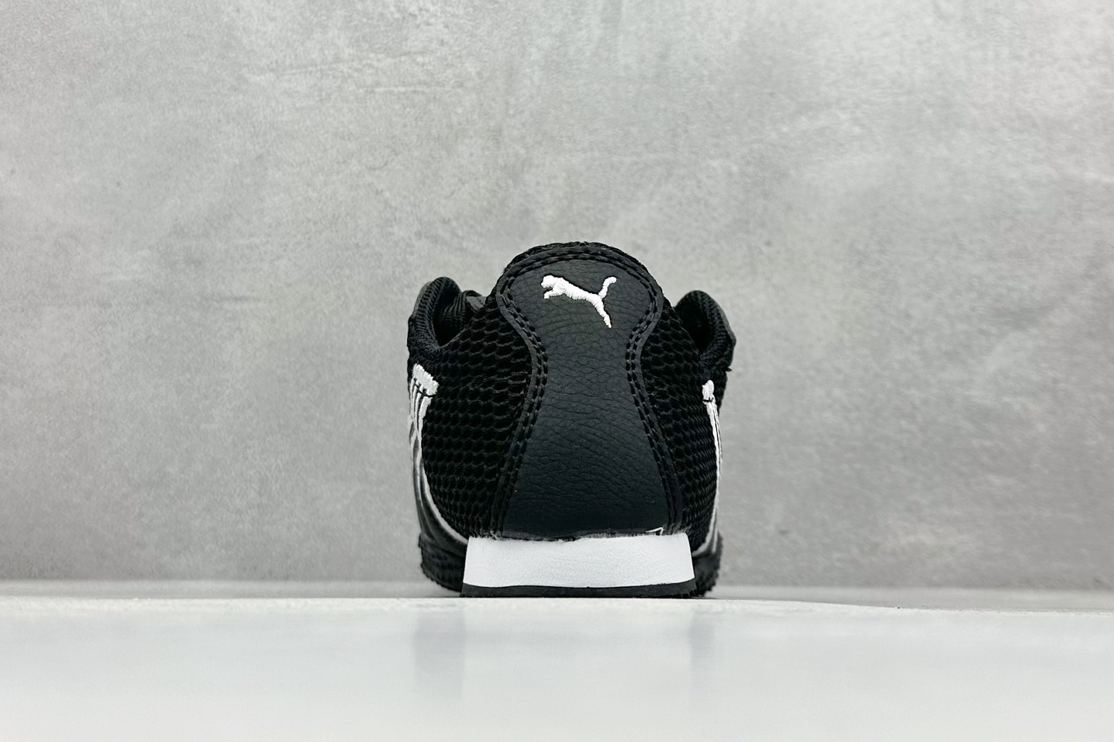 图片[6]-XS版彪马Puma H-Street 低帮专业越野德训鞋 PUMA H-STREET的设计巧妙融合了经典与创新 透气网面鞋身是对复古运动美学的致敬 它不仅延续了PUMA一贯的运动基因 更保证了穿着时的舒适度与透气性 让双脚在夏日也能自由“呼吸” 经典的鞋型设计 带着岁月沉淀的韵味 货号： 405046-04-选品中心