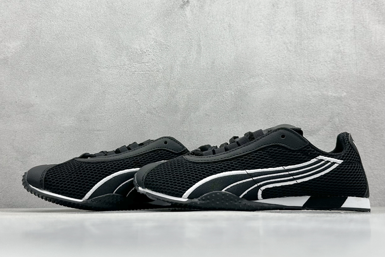 图片[5]-XS版彪马Puma H-Street 低帮专业越野德训鞋 PUMA H-STREET的设计巧妙融合了经典与创新 透气网面鞋身是对复古运动美学的致敬 它不仅延续了PUMA一贯的运动基因 更保证了穿着时的舒适度与透气性 让双脚在夏日也能自由“呼吸” 经典的鞋型设计 带着岁月沉淀的韵味 货号： 405046-04-选品中心