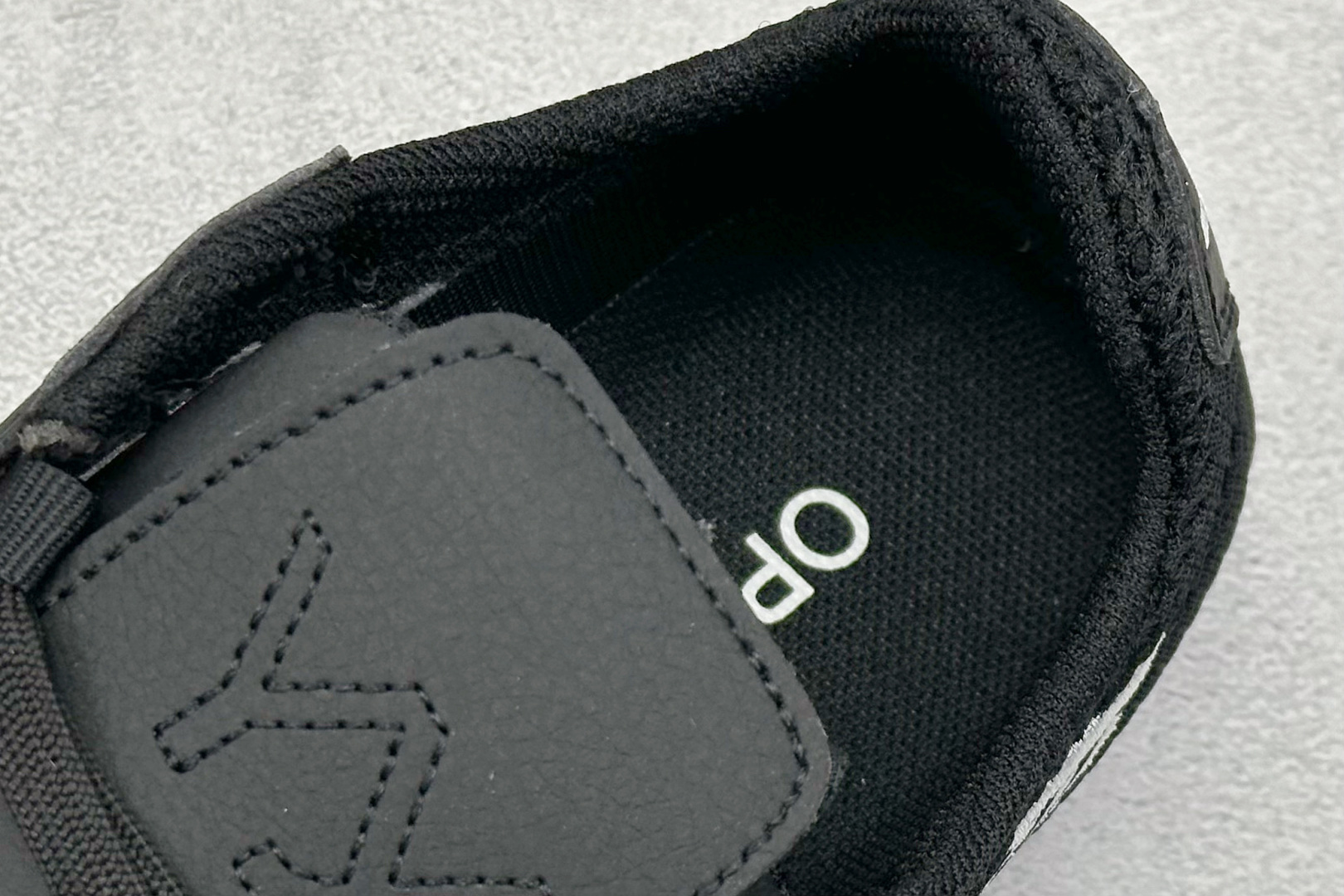 图片[8]-XS版彪马Puma H-Street 低帮专业越野德训鞋 PUMA H-STREET的设计巧妙融合了经典与创新 透气网面鞋身是对复古运动美学的致敬 它不仅延续了PUMA一贯的运动基因 更保证了穿着时的舒适度与透气性 让双脚在夏日也能自由“呼吸” 经典的鞋型设计 带着岁月沉淀的韵味 货号： 405046-04-选品中心