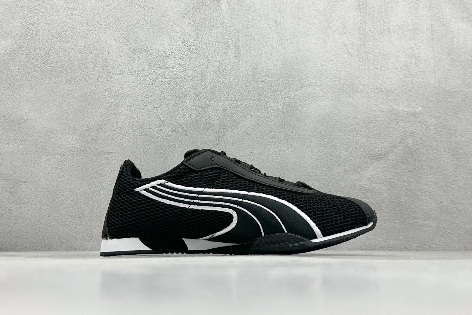 图片[2]-XS版彪马Puma H-Street 低帮专业越野德训鞋 PUMA H-STREET的设计巧妙融合了经典与创新 透气网面鞋身是对复古运动美学的致敬 它不仅延续了PUMA一贯的运动基因 更保证了穿着时的舒适度与透气性 让双脚在夏日也能自由“呼吸” 经典的鞋型设计 带着岁月沉淀的韵味 货号： 405046-04-选品中心