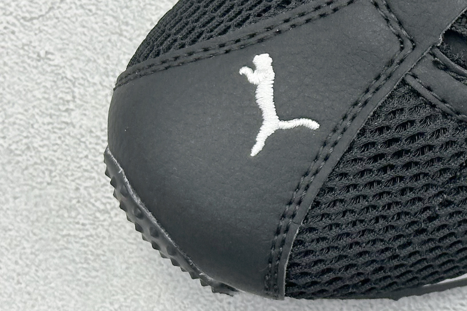 图片[7]-XS版彪马Puma H-Street 低帮专业越野德训鞋 PUMA H-STREET的设计巧妙融合了经典与创新 透气网面鞋身是对复古运动美学的致敬 它不仅延续了PUMA一贯的运动基因 更保证了穿着时的舒适度与透气性 让双脚在夏日也能自由“呼吸” 经典的鞋型设计 带着岁月沉淀的韵味 货号： 405046-04-选品中心