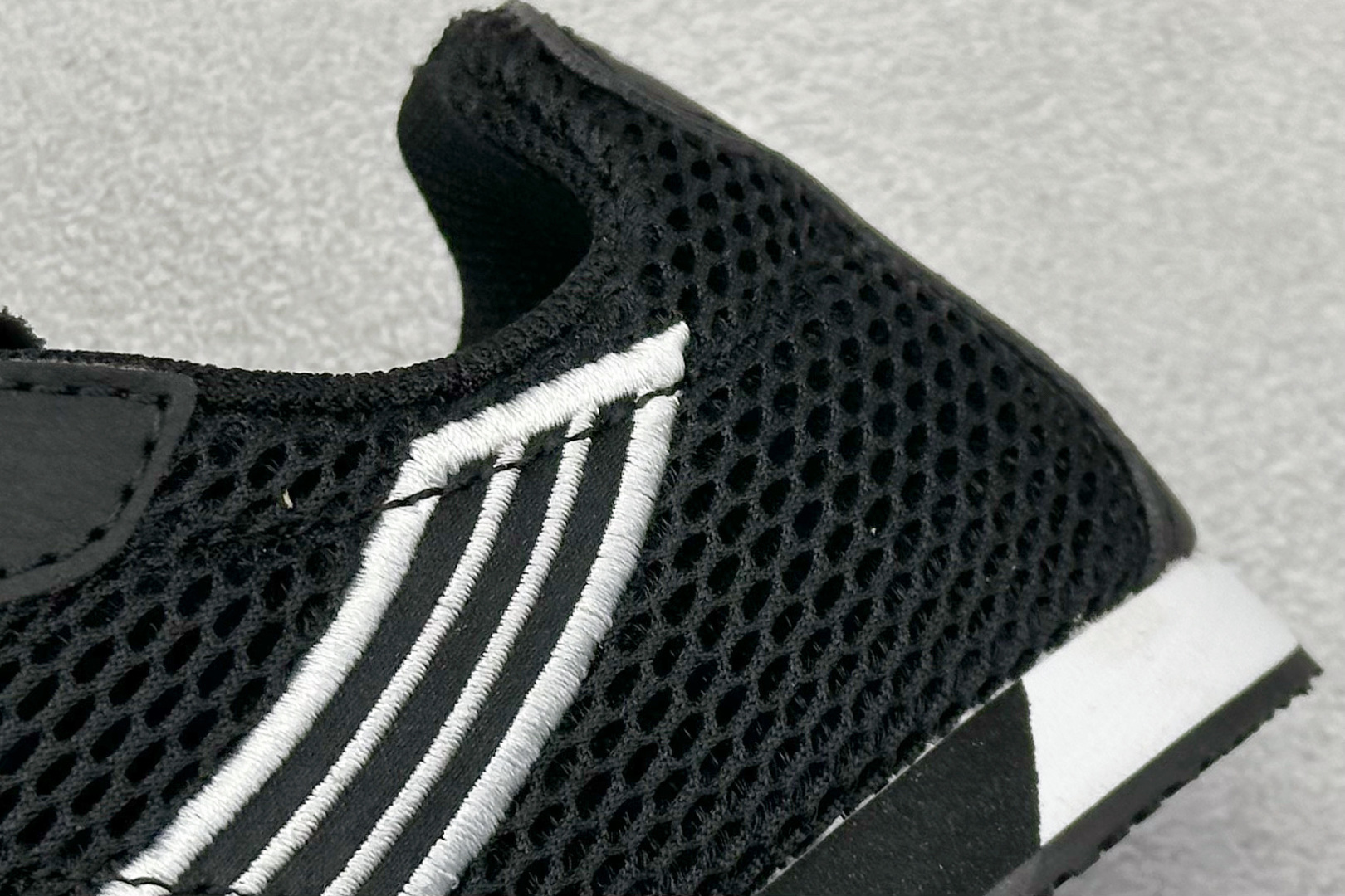 图片[9]-XS版彪马Puma H-Street 低帮专业越野德训鞋 PUMA H-STREET的设计巧妙融合了经典与创新 透气网面鞋身是对复古运动美学的致敬 它不仅延续了PUMA一贯的运动基因 更保证了穿着时的舒适度与透气性 让双脚在夏日也能自由“呼吸” 经典的鞋型设计 带着岁月沉淀的韵味 货号： 405046-04-选品中心