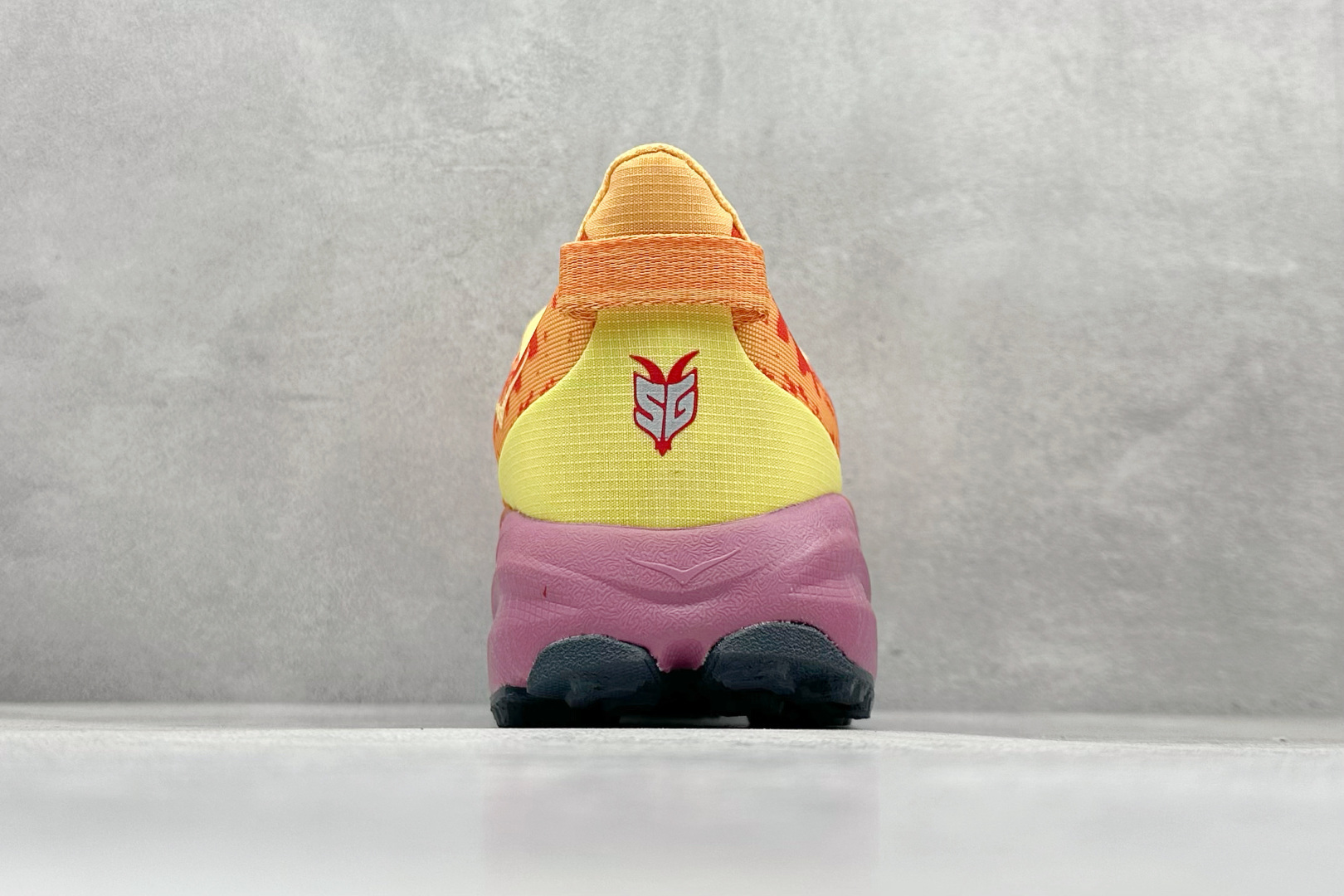 图片[6]-FS版HOKA ONE ONE M Speedgoat 6 低帮专业越野跑步鞋 相较于前几代Mafate包裹感更好跟Speedgoat(快速羚羊)系列比起来更加舒适鞋底防滑性能在下坡的石板台阶和原始路面都有很好的表现 HOKA血统属性厚底设计 在快速下坡时起到缓震保护作用减少重力给予脚踝、膝部、髋关节等处带来的冲击力 货号： 1147811/SGBT-选品中心