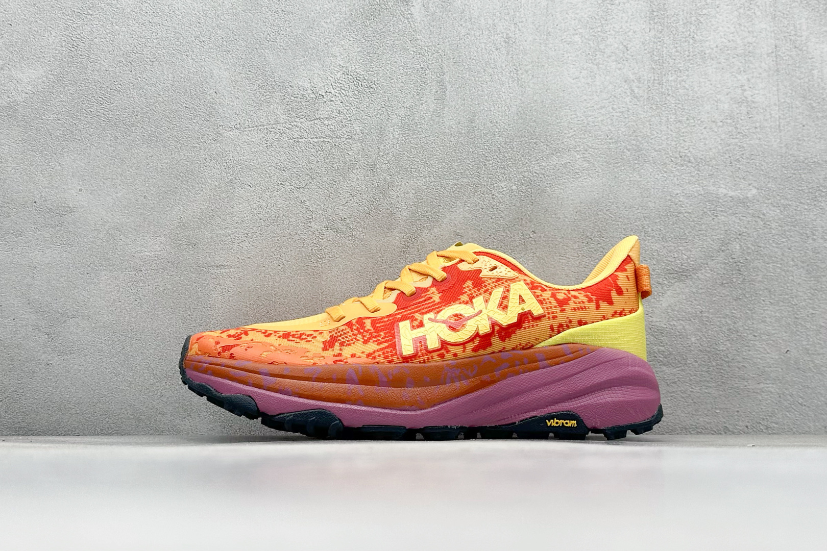 FS版HOKA ONE ONE M Speedgoat 6 低帮专业越野跑步鞋 相较于前几代Mafate包裹感更好跟Speedgoat(快速羚羊)系列比起来更加舒适鞋底防滑性能在下坡的石板台阶和原始路面都有很好的表现 HOKA血统属性厚底设计 在快速下坡时起到缓震保护作用减少重力给予脚踝、膝部、髋关节等处带来的冲击力 货号: 1147811/SGBT-选品中心