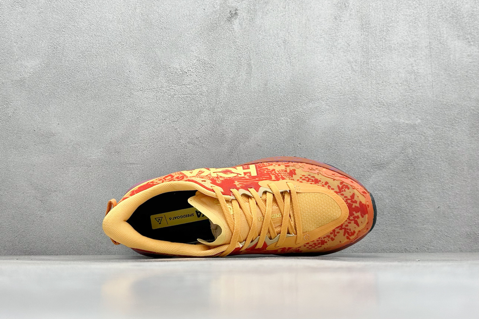 图片[3]-FS版HOKA ONE ONE M Speedgoat 6 低帮专业越野跑步鞋 相较于前几代Mafate包裹感更好跟Speedgoat(快速羚羊)系列比起来更加舒适鞋底防滑性能在下坡的石板台阶和原始路面都有很好的表现 HOKA血统属性厚底设计 在快速下坡时起到缓震保护作用减少重力给予脚踝、膝部、髋关节等处带来的冲击力 货号： 1147811/SGBT-选品中心