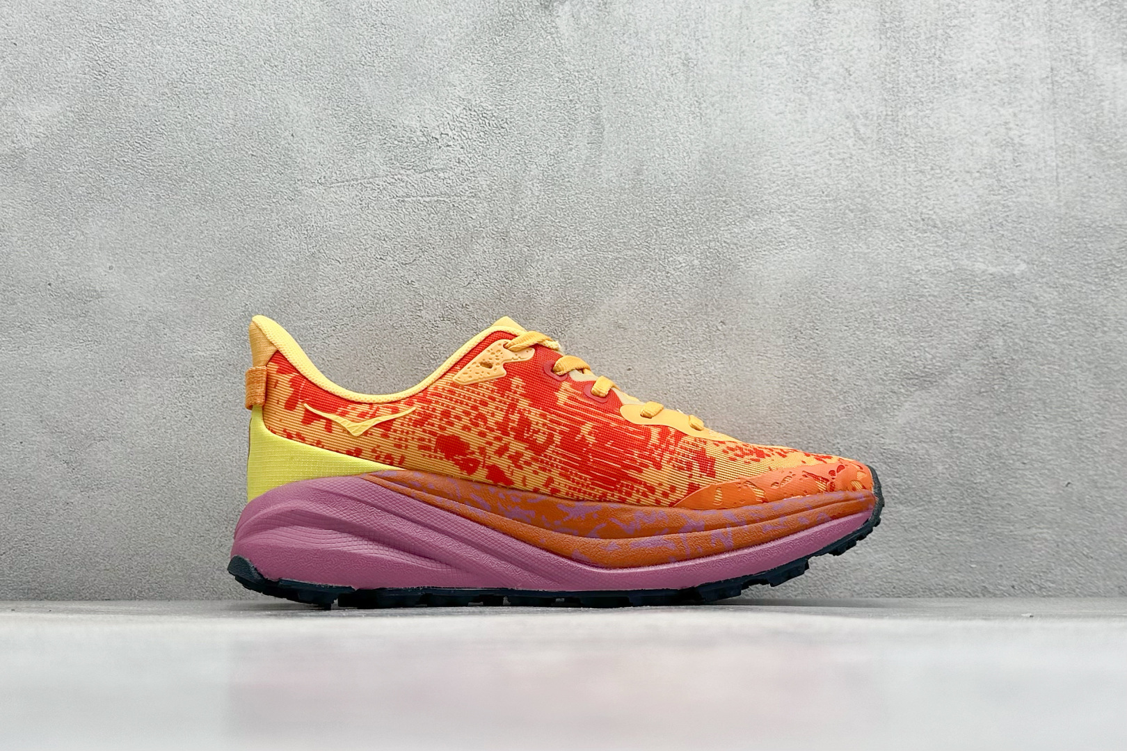 图片[2]-FS版HOKA ONE ONE M Speedgoat 6 低帮专业越野跑步鞋 相较于前几代Mafate包裹感更好跟Speedgoat(快速羚羊)系列比起来更加舒适鞋底防滑性能在下坡的石板台阶和原始路面都有很好的表现 HOKA血统属性厚底设计 在快速下坡时起到缓震保护作用减少重力给予脚踝、膝部、髋关节等处带来的冲击力 货号： 1147811/SGBT-选品中心