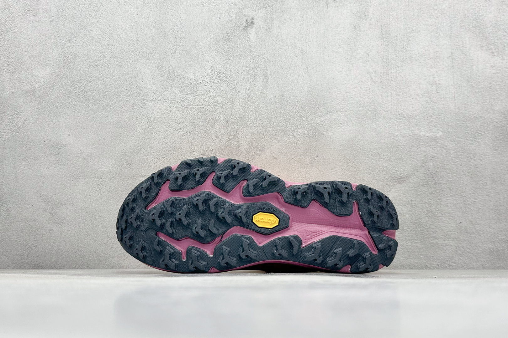 图片[4]-FS版HOKA ONE ONE M Speedgoat 6 低帮专业越野跑步鞋 相较于前几代Mafate包裹感更好跟Speedgoat(快速羚羊)系列比起来更加舒适鞋底防滑性能在下坡的石板台阶和原始路面都有很好的表现 HOKA血统属性厚底设计 在快速下坡时起到缓震保护作用减少重力给予脚踝、膝部、髋关节等处带来的冲击力 货号： 1147811/SGBT-选品中心