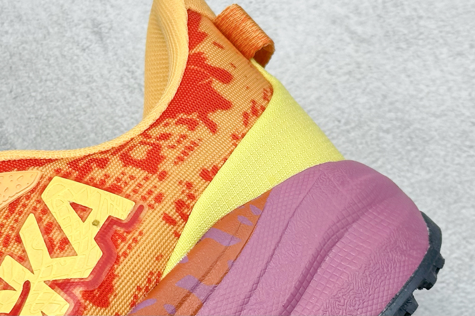 图片[9]-FS版HOKA ONE ONE M Speedgoat 6 低帮专业越野跑步鞋 相较于前几代Mafate包裹感更好跟Speedgoat(快速羚羊)系列比起来更加舒适鞋底防滑性能在下坡的石板台阶和原始路面都有很好的表现 HOKA血统属性厚底设计 在快速下坡时起到缓震保护作用减少重力给予脚踝、膝部、髋关节等处带来的冲击力 货号： 1147811/SGBT-选品中心