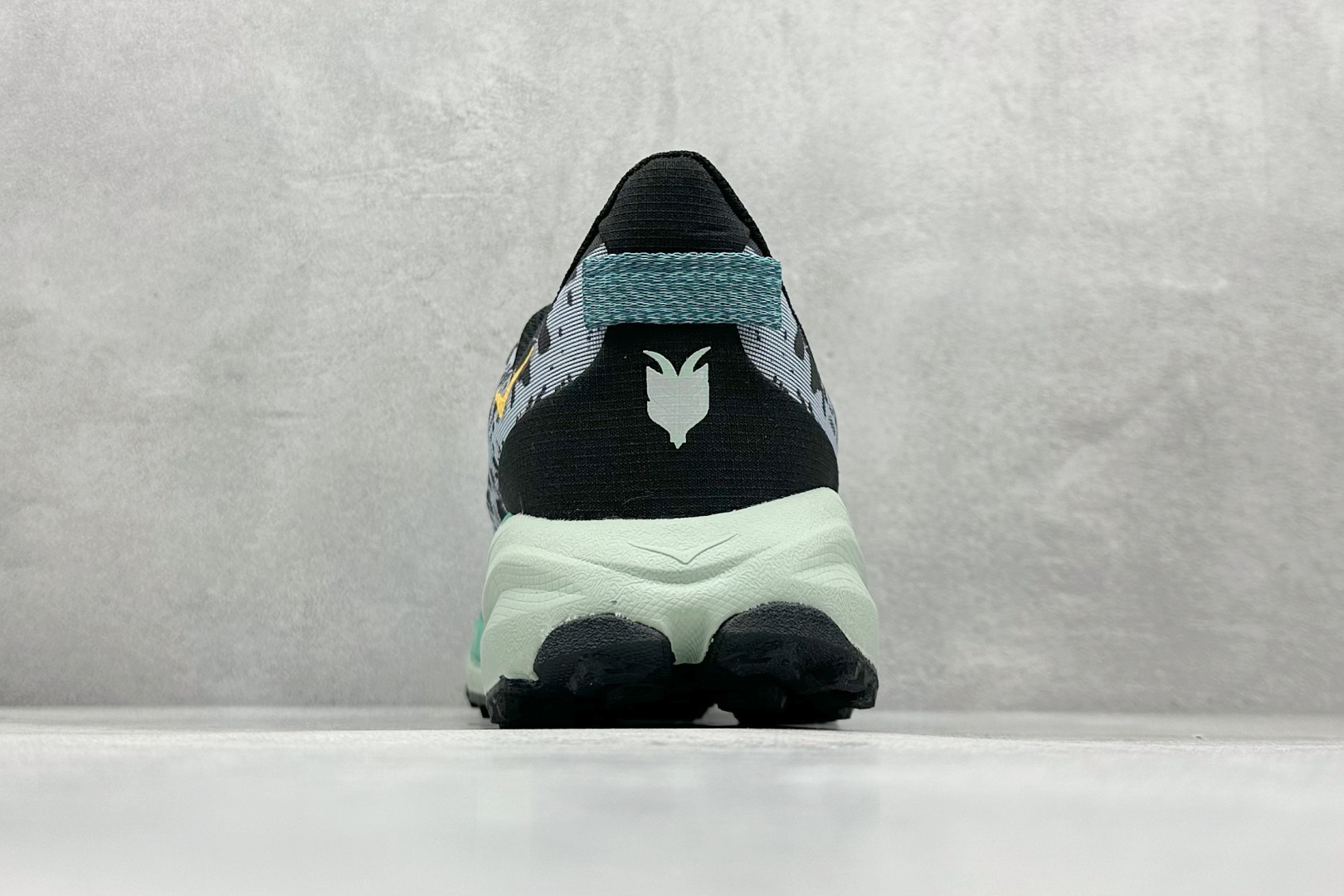 图片[6]-FS版HOKA ONE ONE M Speedgoat 6 低帮专业越野跑步鞋 相较于前几代Mafate包裹感更好跟Speedgoat(快速羚羊)系列比起来更加舒适鞋底防滑性能在下坡的石板台阶和原始路面都有很好的表现 HOKA血统属性厚底设计 在快速下坡时起到缓震保护作用减少重力给予脚踝、膝部、髋关节等处带来的冲击力 货号： 1147811/BLVR-选品中心