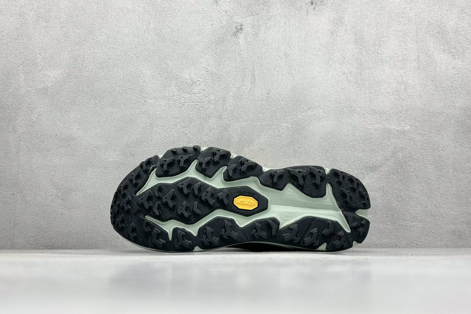 图片[4]-FS版HOKA ONE ONE M Speedgoat 6 低帮专业越野跑步鞋 相较于前几代Mafate包裹感更好跟Speedgoat(快速羚羊)系列比起来更加舒适鞋底防滑性能在下坡的石板台阶和原始路面都有很好的表现 HOKA血统属性厚底设计 在快速下坡时起到缓震保护作用减少重力给予脚踝、膝部、髋关节等处带来的冲击力 货号： 1147811/BLVR-选品中心