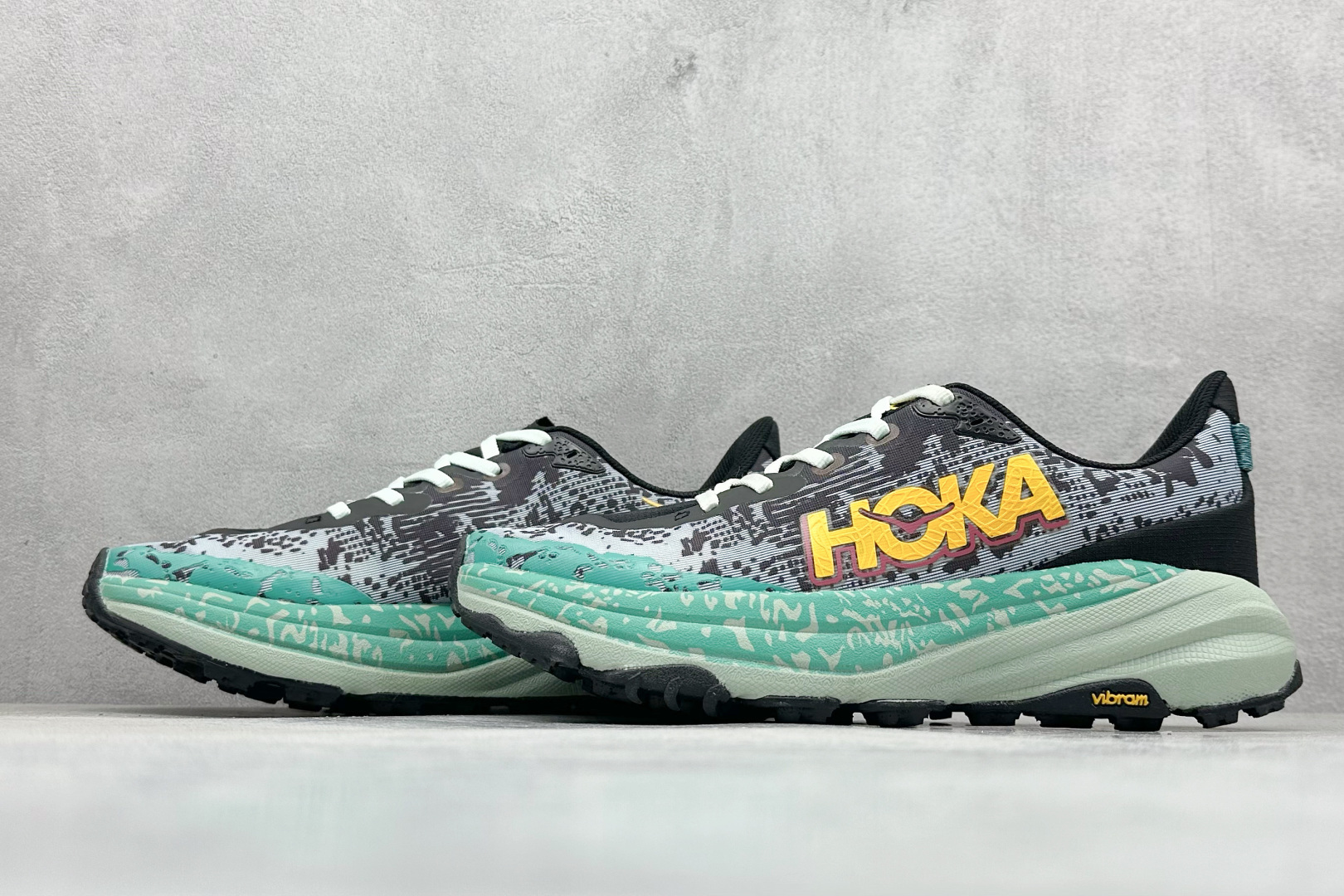 图片[5]-FS版HOKA ONE ONE M Speedgoat 6 低帮专业越野跑步鞋 相较于前几代Mafate包裹感更好跟Speedgoat(快速羚羊)系列比起来更加舒适鞋底防滑性能在下坡的石板台阶和原始路面都有很好的表现 HOKA血统属性厚底设计 在快速下坡时起到缓震保护作用减少重力给予脚踝、膝部、髋关节等处带来的冲击力 货号： 1147811/BLVR-选品中心