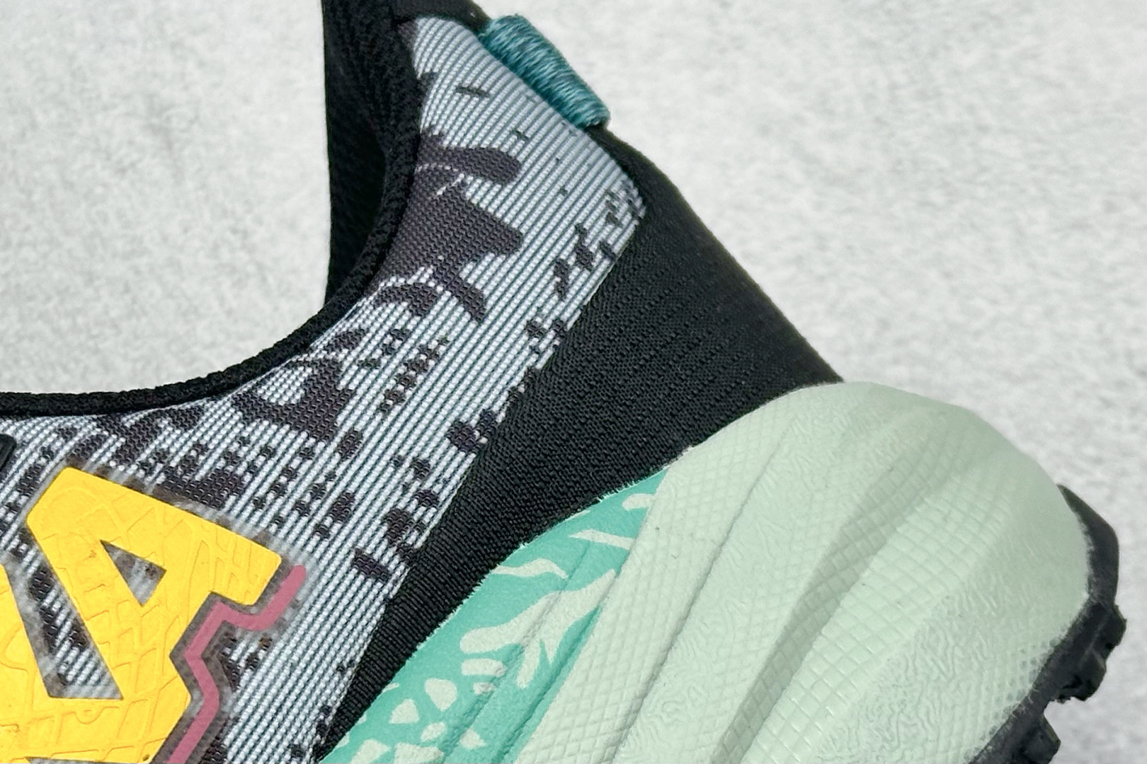 图片[9]-FS版HOKA ONE ONE M Speedgoat 6 低帮专业越野跑步鞋 相较于前几代Mafate包裹感更好跟Speedgoat(快速羚羊)系列比起来更加舒适鞋底防滑性能在下坡的石板台阶和原始路面都有很好的表现 HOKA血统属性厚底设计 在快速下坡时起到缓震保护作用减少重力给予脚踝、膝部、髋关节等处带来的冲击力 货号： 1147811/BLVR-选品中心