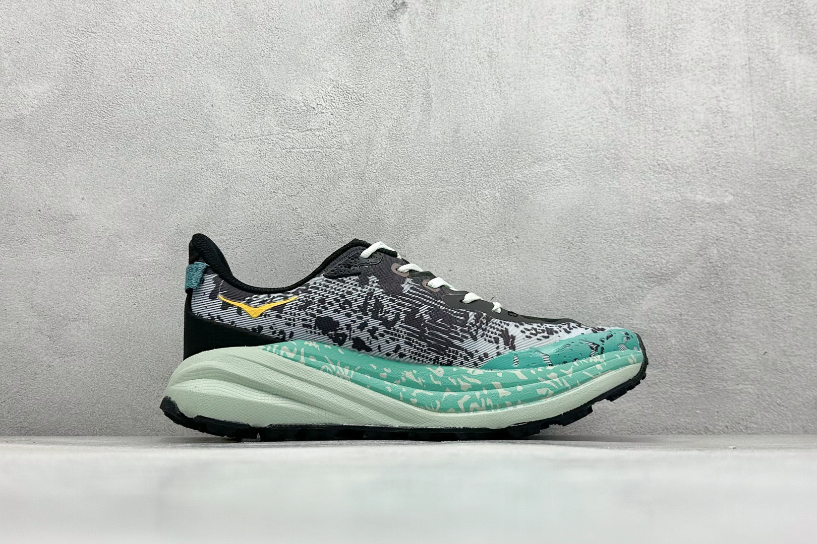 图片[2]-FS版HOKA ONE ONE M Speedgoat 6 低帮专业越野跑步鞋 相较于前几代Mafate包裹感更好跟Speedgoat(快速羚羊)系列比起来更加舒适鞋底防滑性能在下坡的石板台阶和原始路面都有很好的表现 HOKA血统属性厚底设计 在快速下坡时起到缓震保护作用减少重力给予脚踝、膝部、髋关节等处带来的冲击力 货号： 1147811/BLVR-选品中心