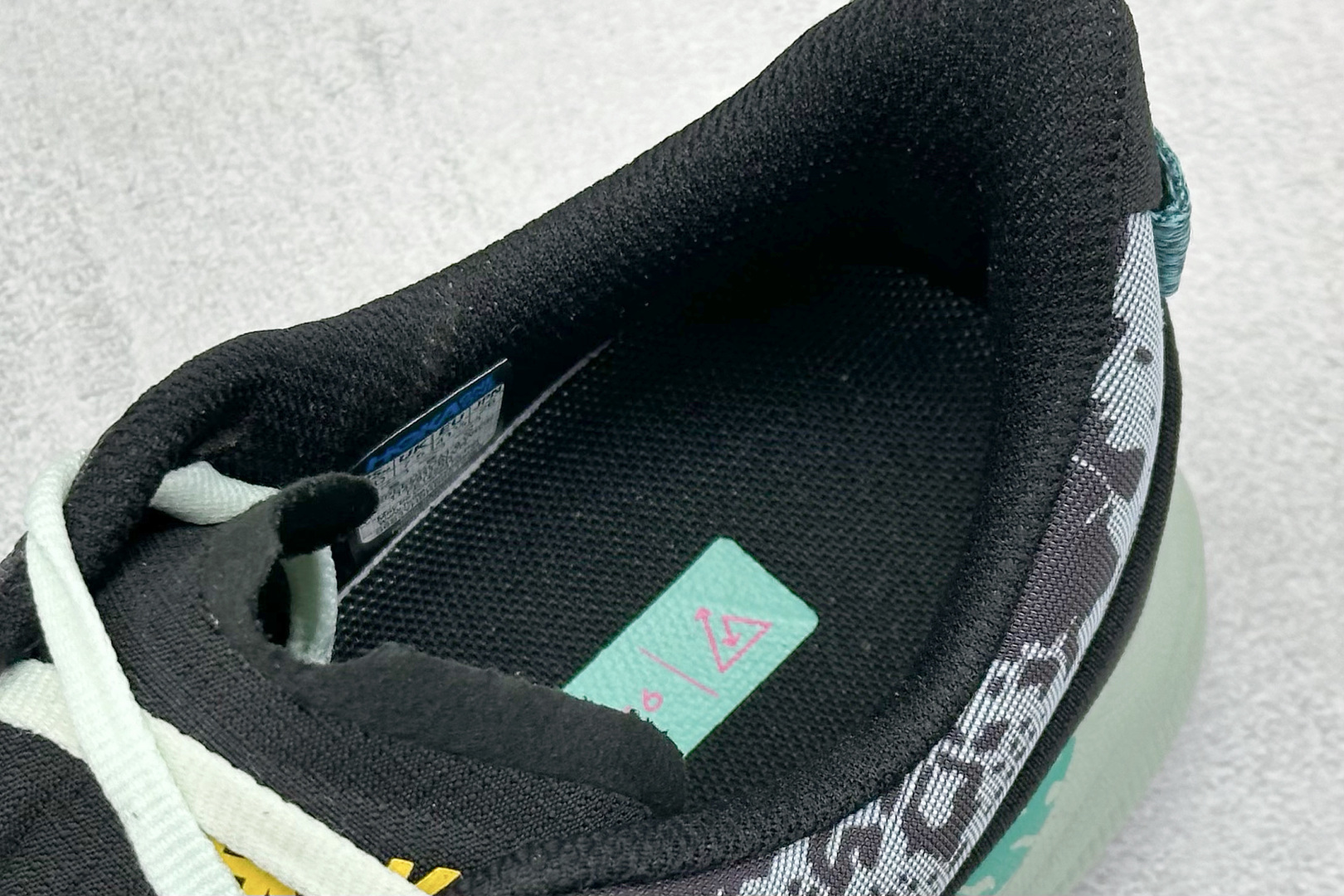 图片[8]-FS版HOKA ONE ONE M Speedgoat 6 低帮专业越野跑步鞋 相较于前几代Mafate包裹感更好跟Speedgoat(快速羚羊)系列比起来更加舒适鞋底防滑性能在下坡的石板台阶和原始路面都有很好的表现 HOKA血统属性厚底设计 在快速下坡时起到缓震保护作用减少重力给予脚踝、膝部、髋关节等处带来的冲击力 货号： 1147811/BLVR-选品中心